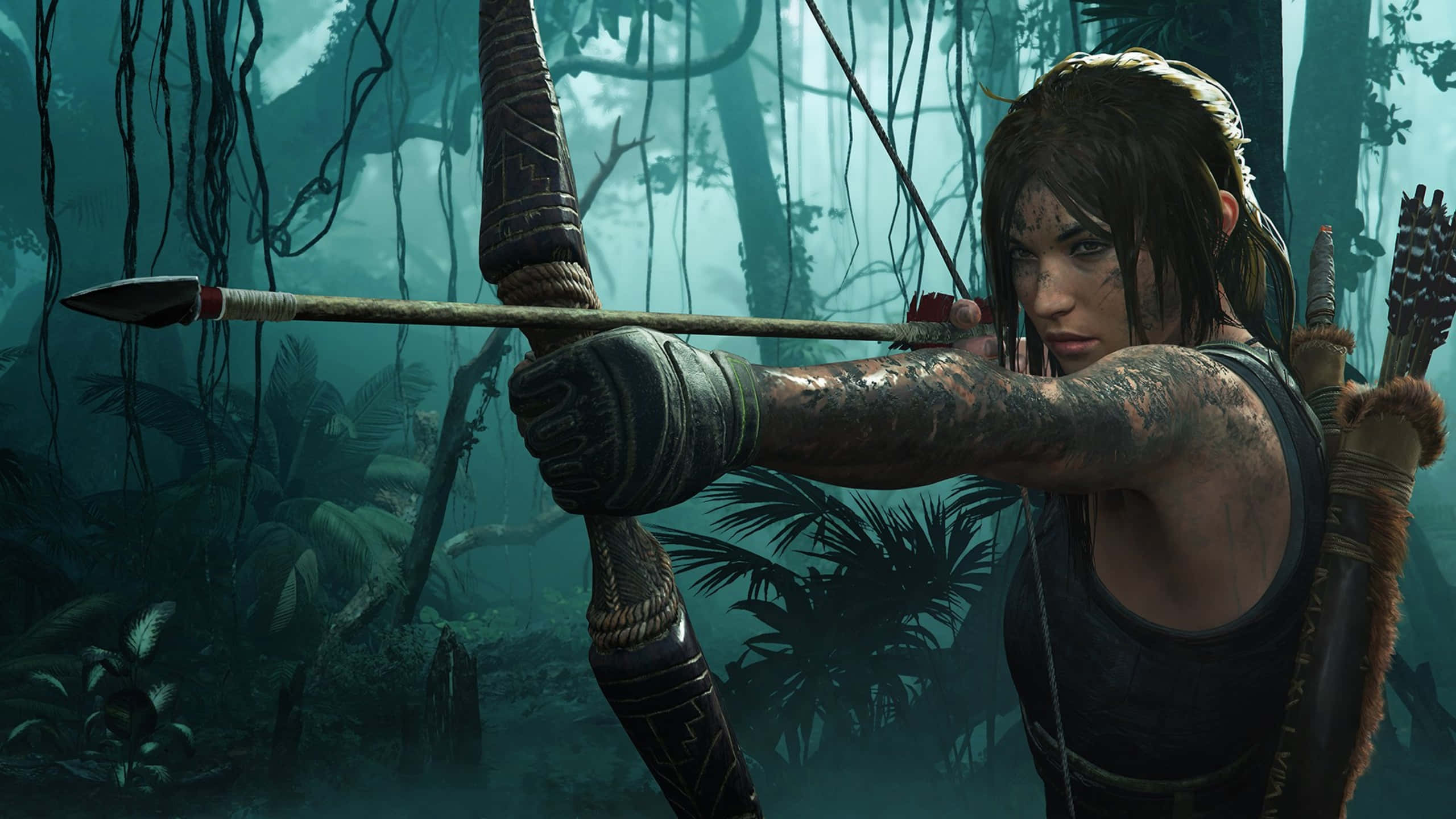 1440p Shadow Of The Tomb Raider 桌布 壁紙 — 一位堅定的女性冒險家在迷霧籠罩的叢林中拉弓，周圍有懸垂的藤蔓和茂密的樹葉。