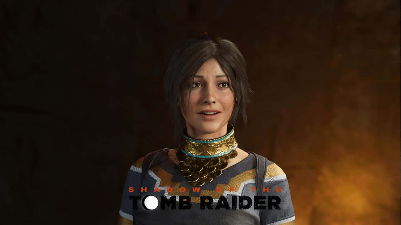 Lara Croft 桌布 壁紙 — 一位堅定的女性冒險家戴著金項鍊和條紋襯衫，在火橙色和深色背景前的特寫。