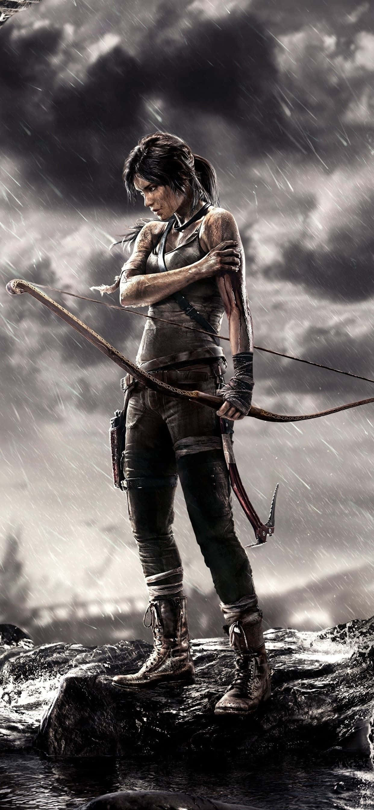 iPhone Xs Max Rise Of The Tomb Raider 桌布 壁紙 — 一位堅定的女性冒險家站在暴風雨中的岩石露頭上，手持弓箭，雨水在她周圍落下。