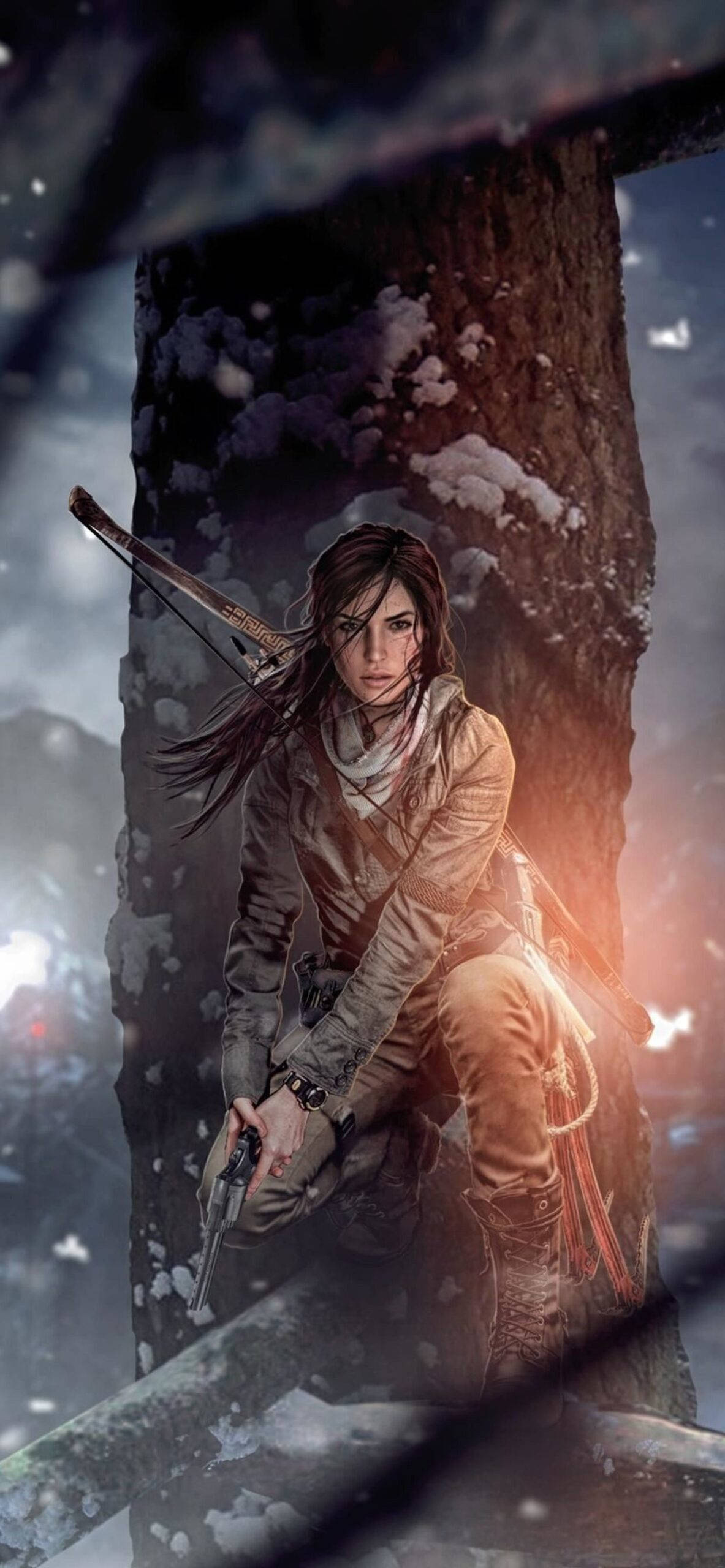 tomb raider iPhone 桌布 壁紙 — 一位堅定的女性冒險家蹲在冬日森林中積雪的樹幹後，手持手槍和弓。