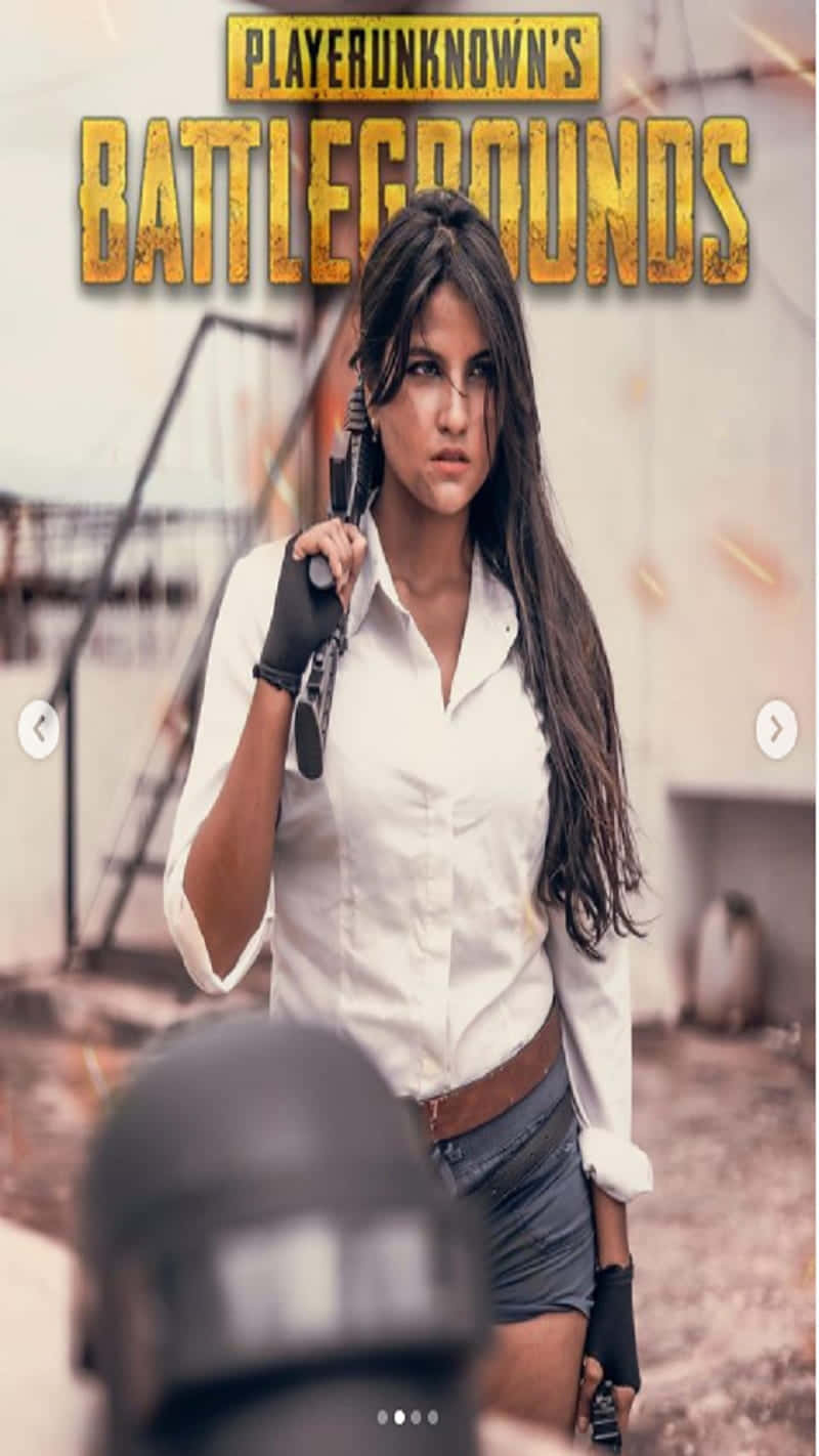 Pixel 3 Playerunknown's Battlegrounds 桌布 壁紙 — 一位堅定的女性玩家在PUBG中，站在飽受戰爭摧殘的城市環境中，手持步槍。