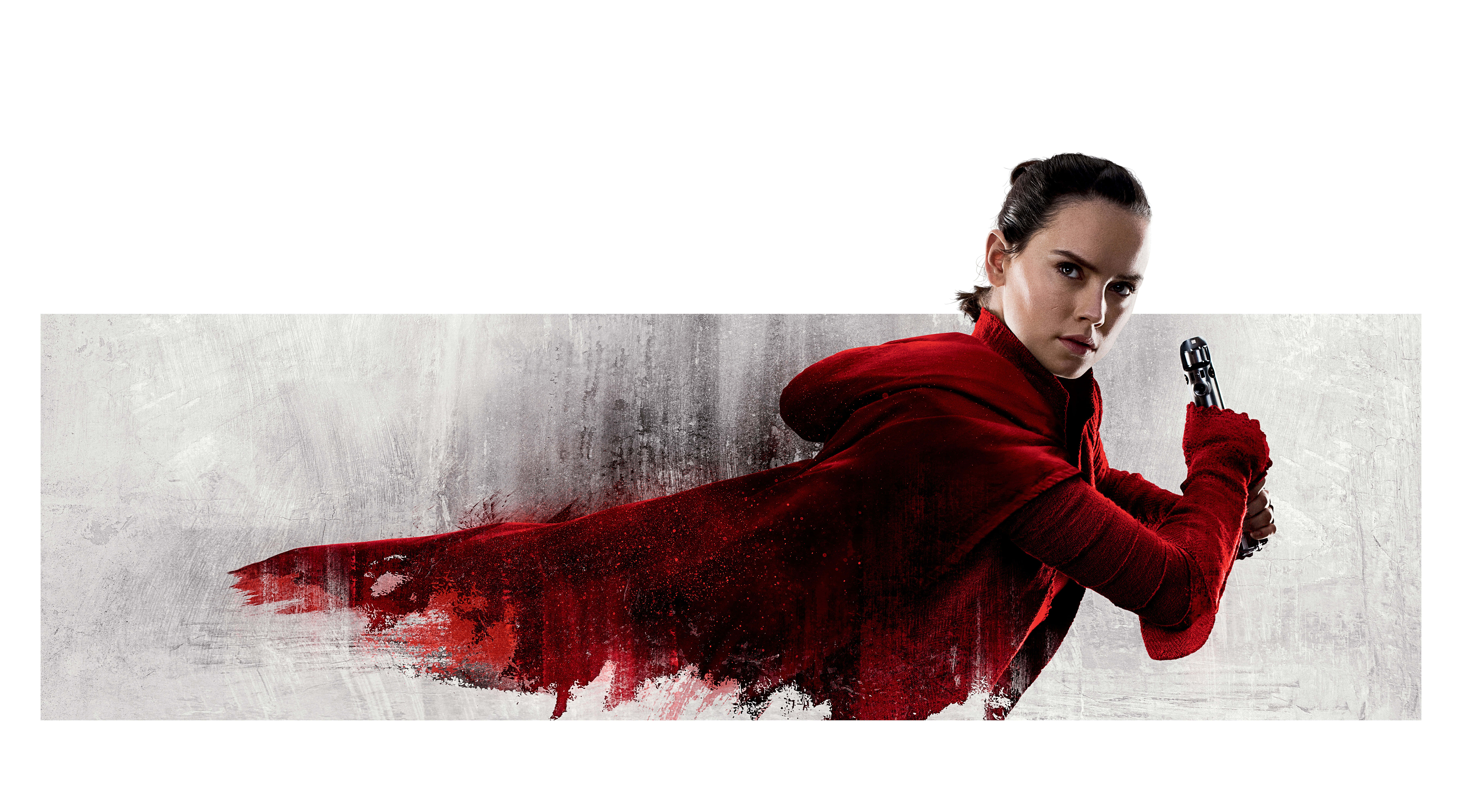 Rey Star Wars 桌布 壁紙 — 一位堅定的女性身穿飄逸的紅色長袍，在紋理灰色背景前手持光劍。