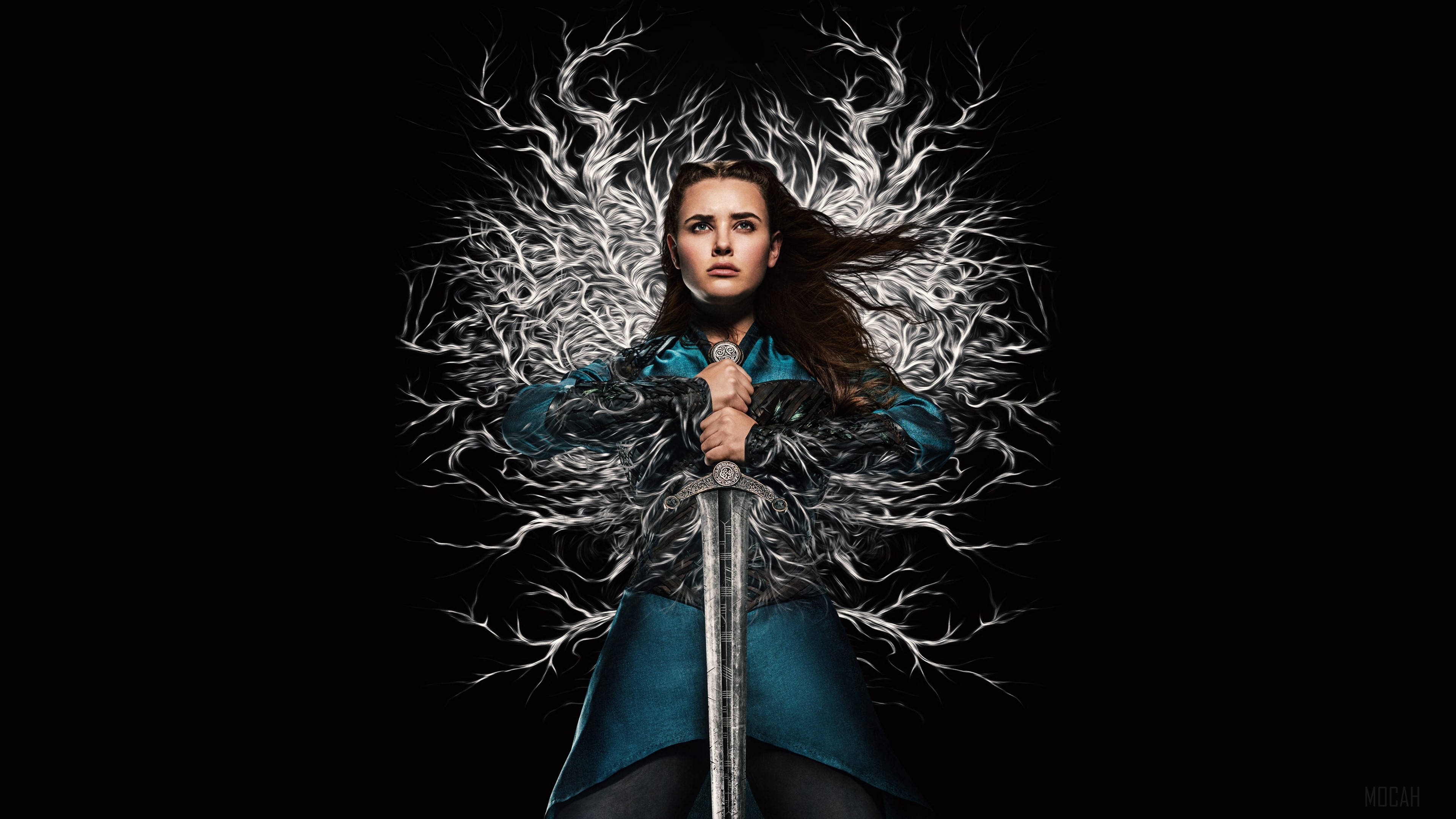 Katherine Langford 桌布 壁紙 — 一位堅定的女戰士握著劍，白色閃電在她周圍劈啪作響，背景為黑色。