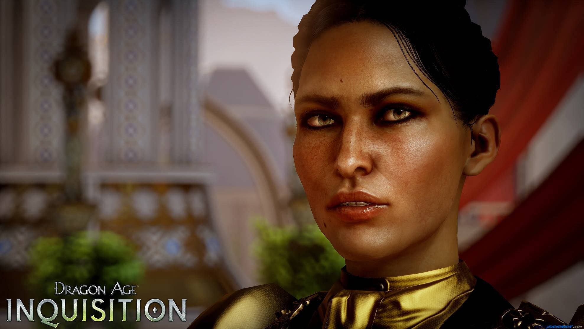 Dragon Age 桌布 壁紙 — 一位堅定的女戰士身穿華麗金色盔甲的近距離特寫，背景模糊而華麗。