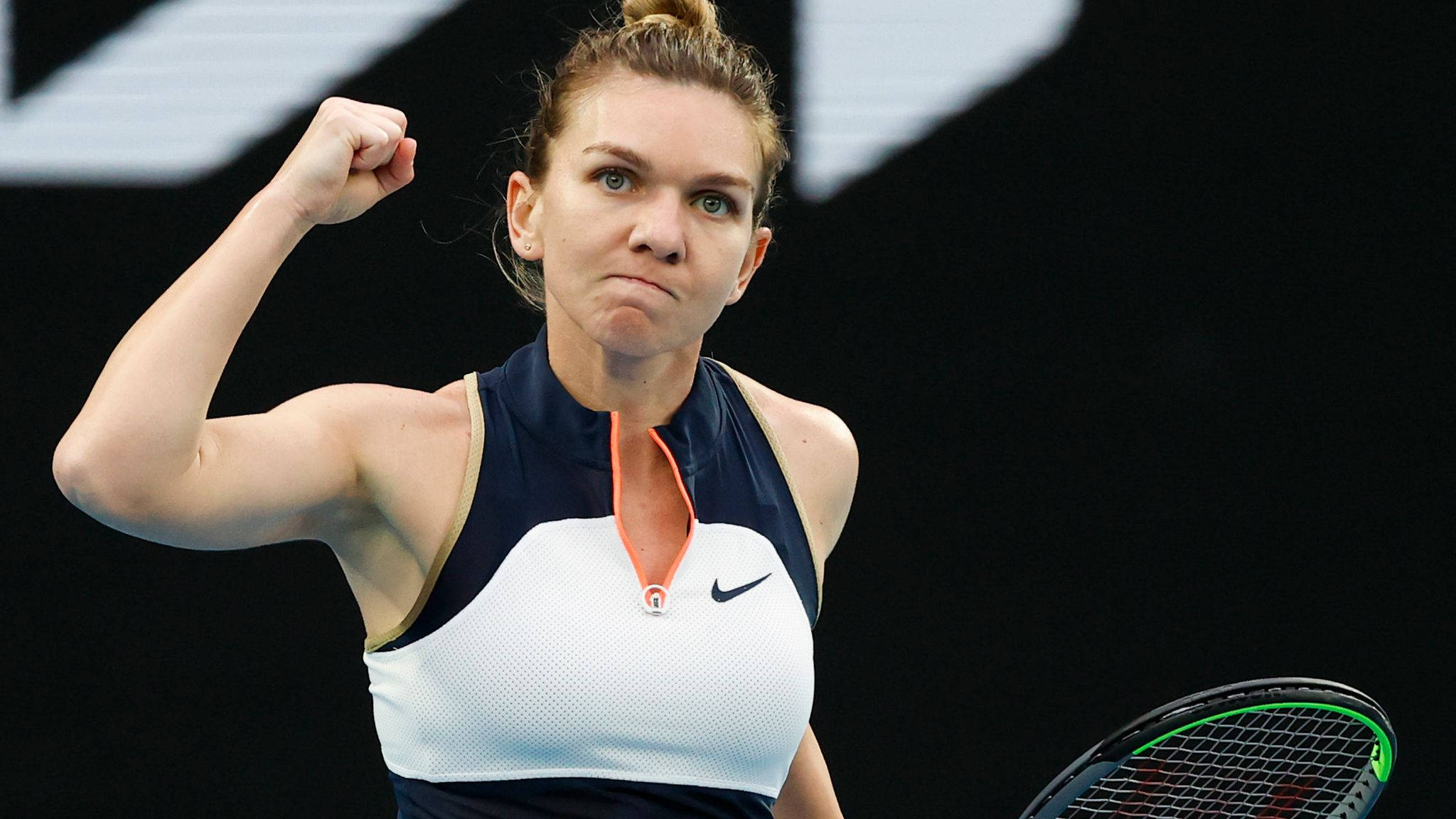Tennis 桌布 壁紙 — 一位堅定的女網球運動員在深色背景下握拳慶祝勝利。
