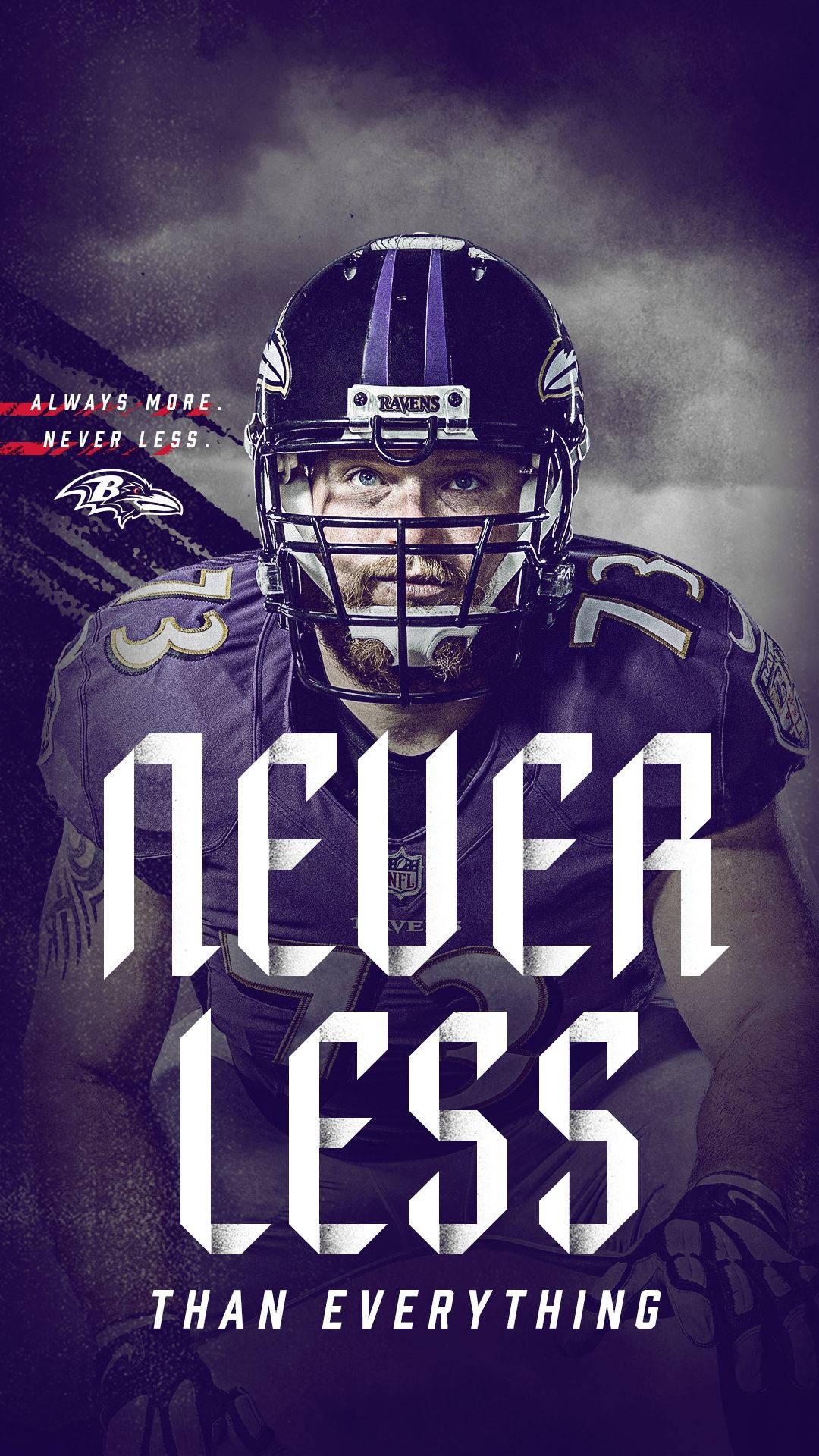 Ravens 桌布 壁紙 — 一位堅定的巴爾的摩烏鴉隊美式足球員穿著紫色裝備，在暴風雨的天空下強烈凝視，白色粗體文字寫著「絕不低於一切」。