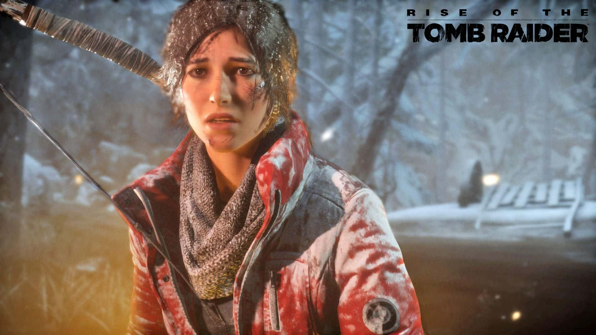 Lara Croft 桌布 壁紙 — 一位堅定的年輕女子手持弓箭站在雪地森林中，她的外套染上紅色，雪花在她周圍飄落。