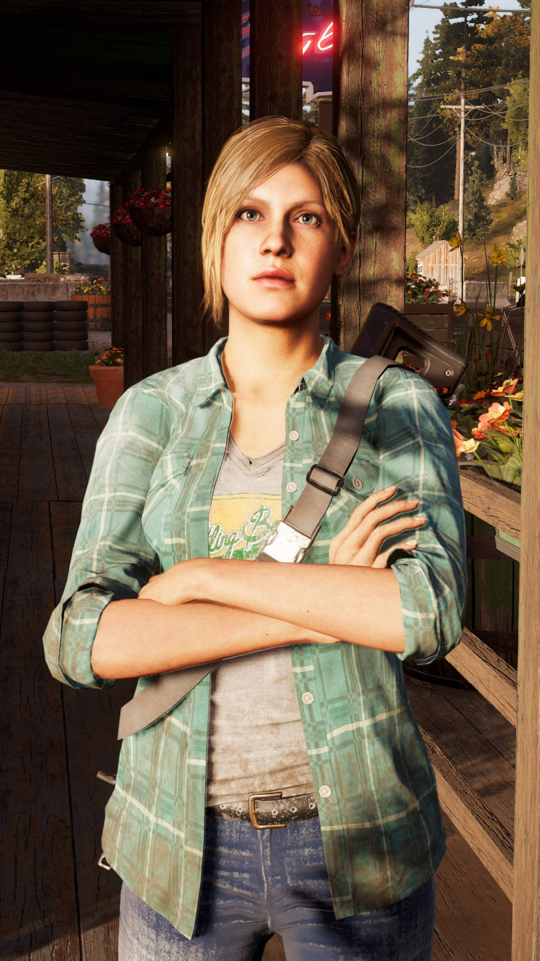 far cry 5 iPhone 桌布 壁紙 — 一位堅定的年輕女子穿著格紋襯衫，雙臂交叉站在一座質樸的木建築外，肩上掛著步槍。