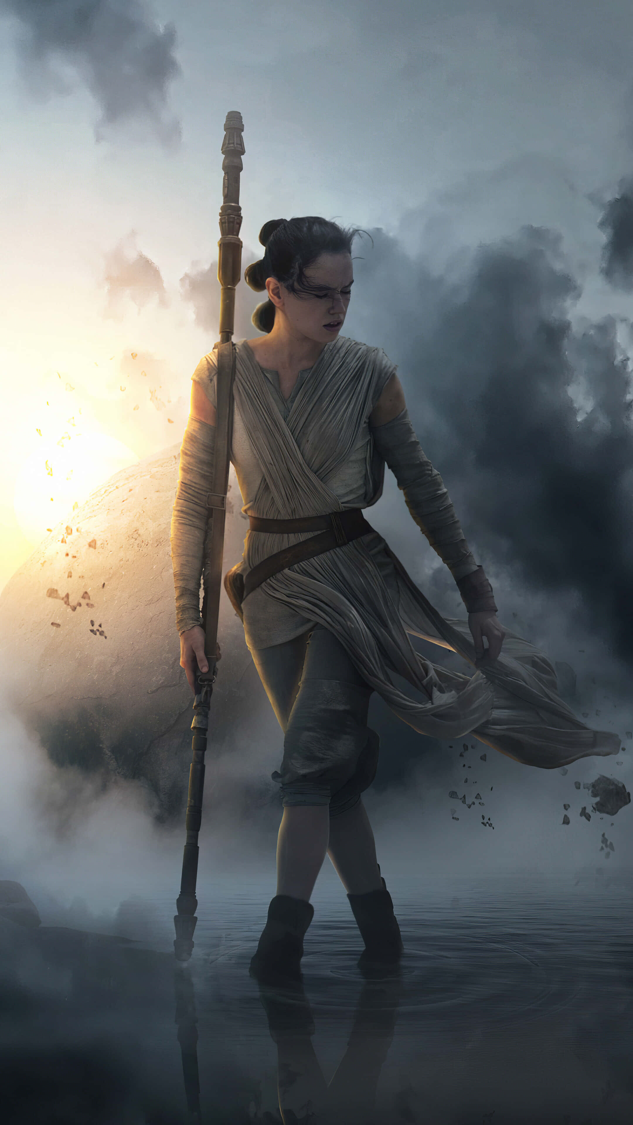 Rey Star Wars 桌布 壁紙 — 一位堅定的年輕女子站在淺水中，手持法杖，身後明亮的太陽衝破烏雲。