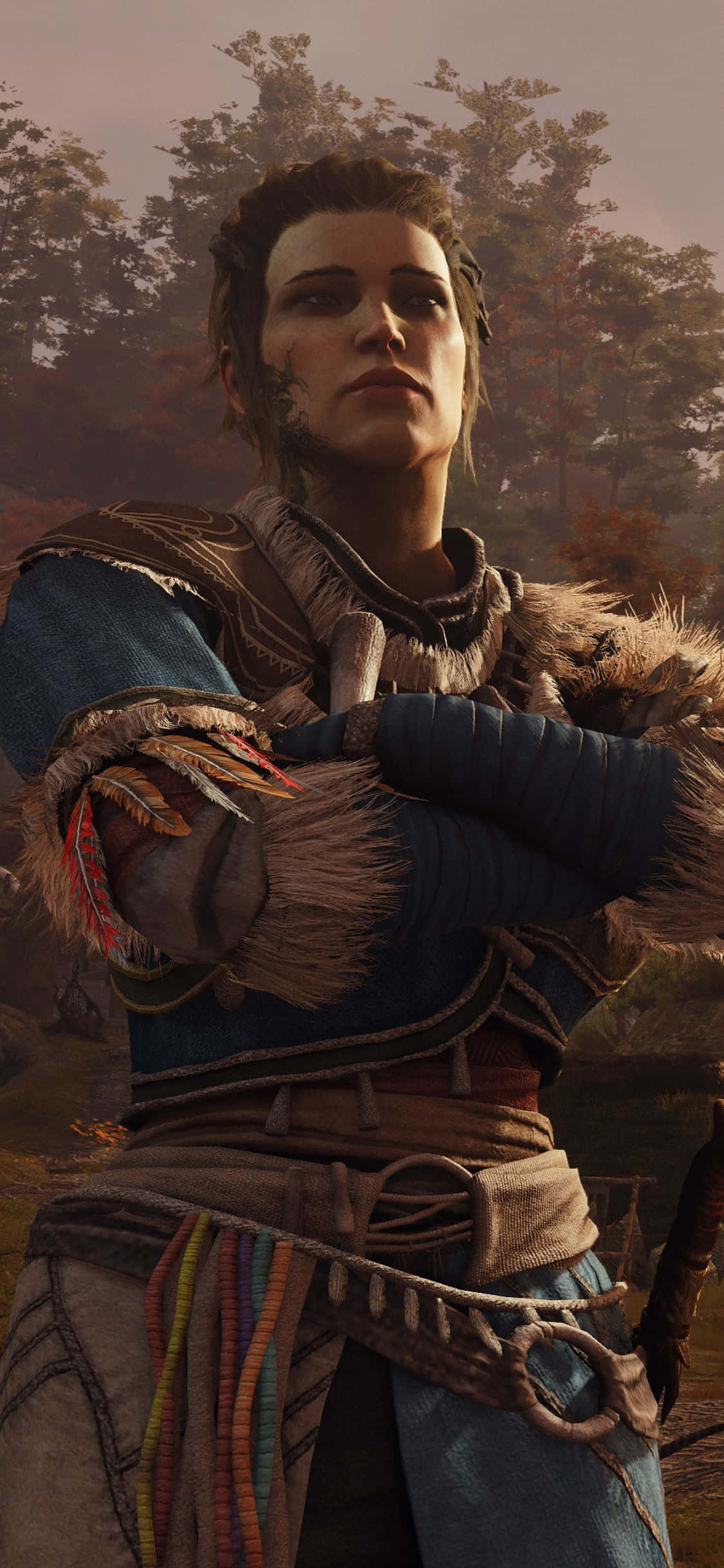 character 桌布 壁紙 — 一位堅定的戰士穿著毛皮襯裡的盔甲，在黃昏的森林中站立，雙臂交叉，堅定地向上凝視。