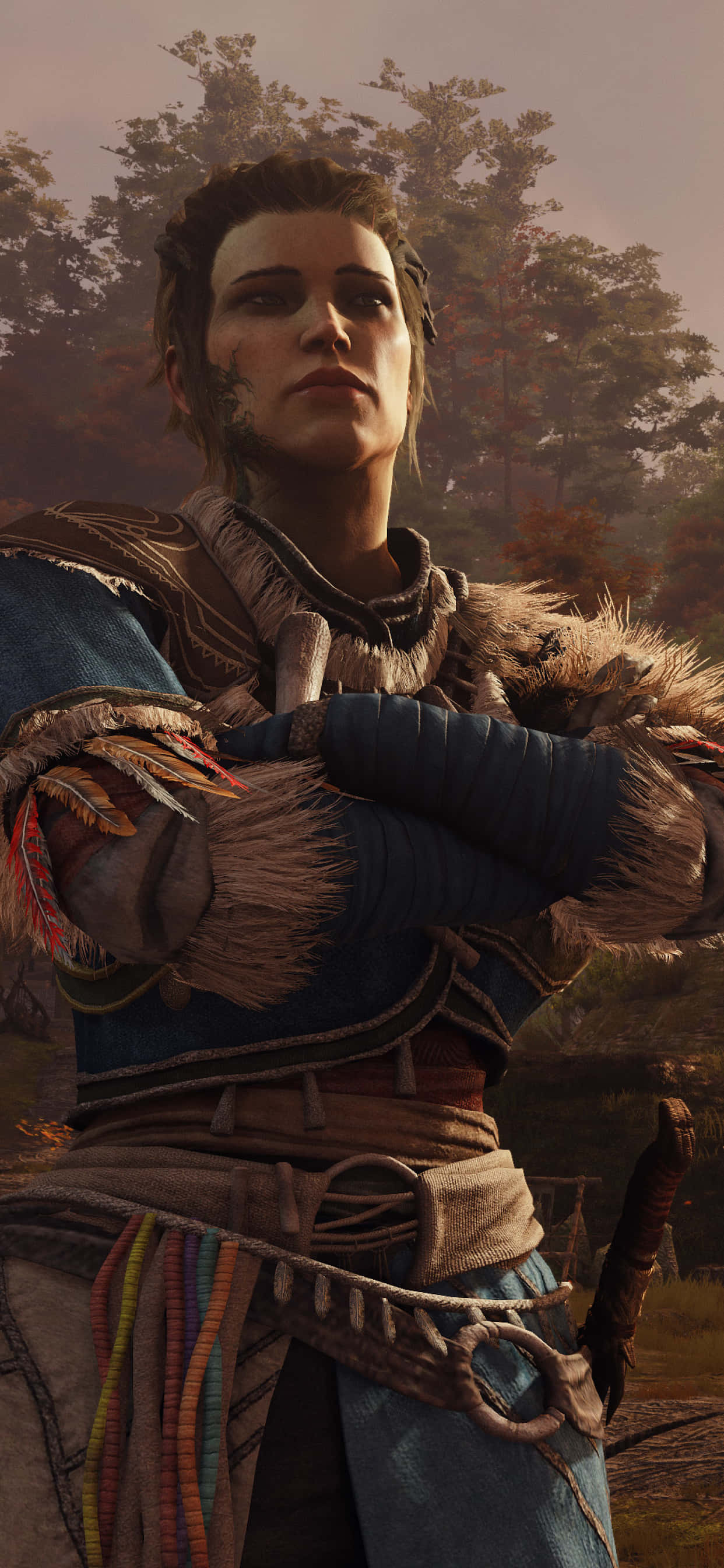 Android Greedfall 桌布 壁紙 — 一位堅定的戰士身穿毛皮襯裏的盔甲，在黃昏的森林中雙臂交叉，目光堅定地向前凝視。