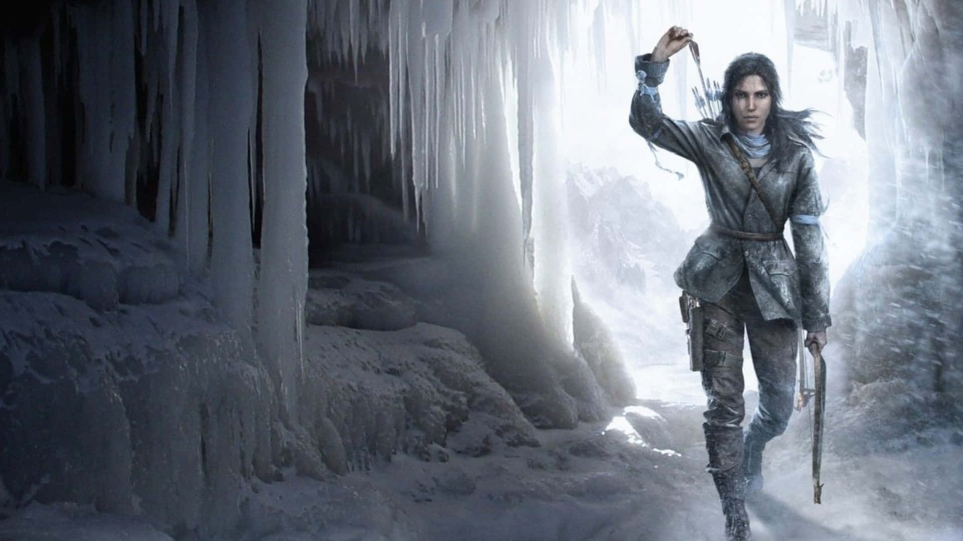 Lara Croft 桌布 壁紙 — 一位堅定的探險家大步走過一個被冰凍入口的明亮光線照亮的冰洞。