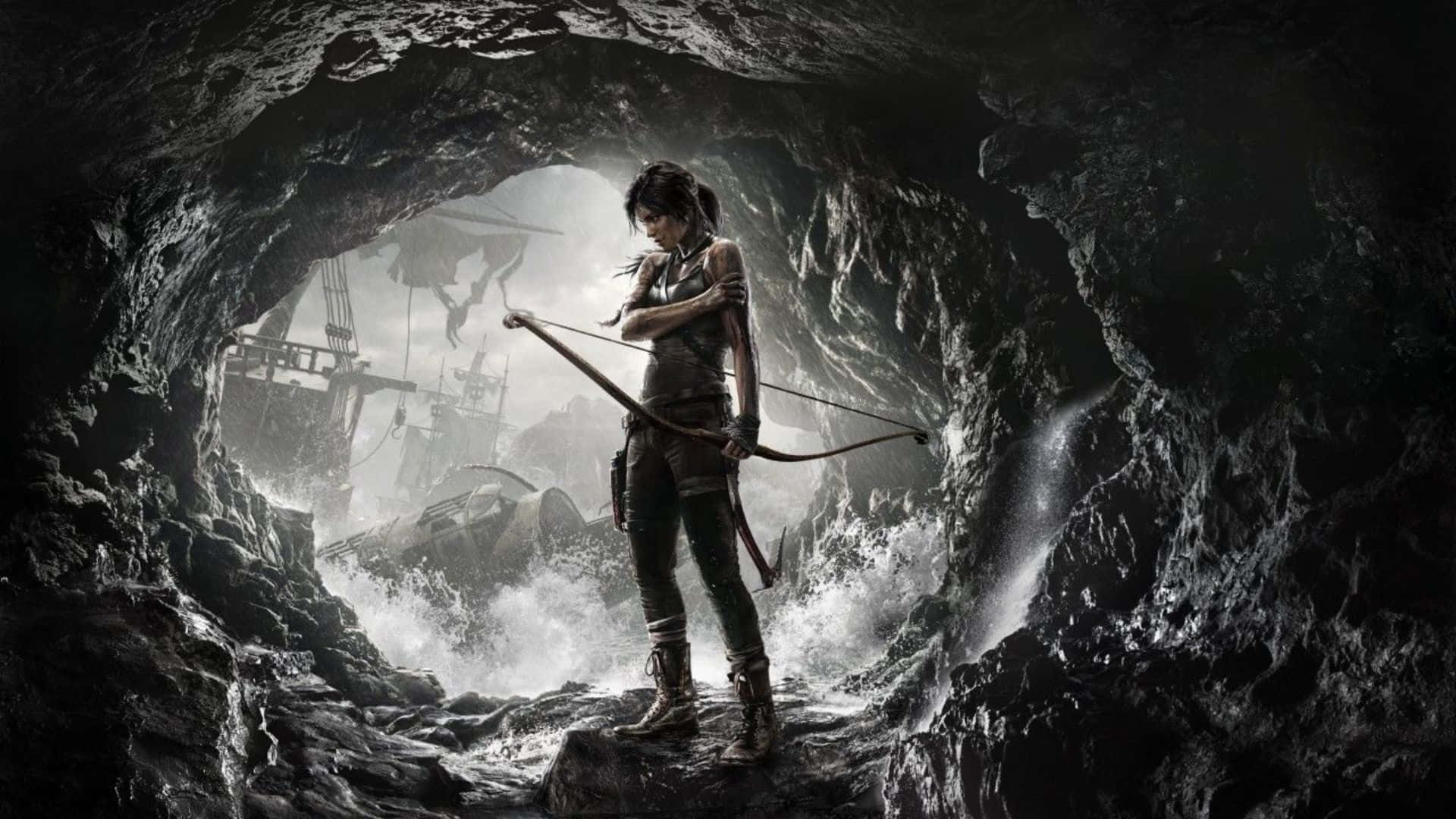 Lara Croft 桌布 壁紙 — 一位堅定的探險家站在黑暗的洞穴中，手持弓箭，背景中一艘沉船在迷霧中若隱若現。