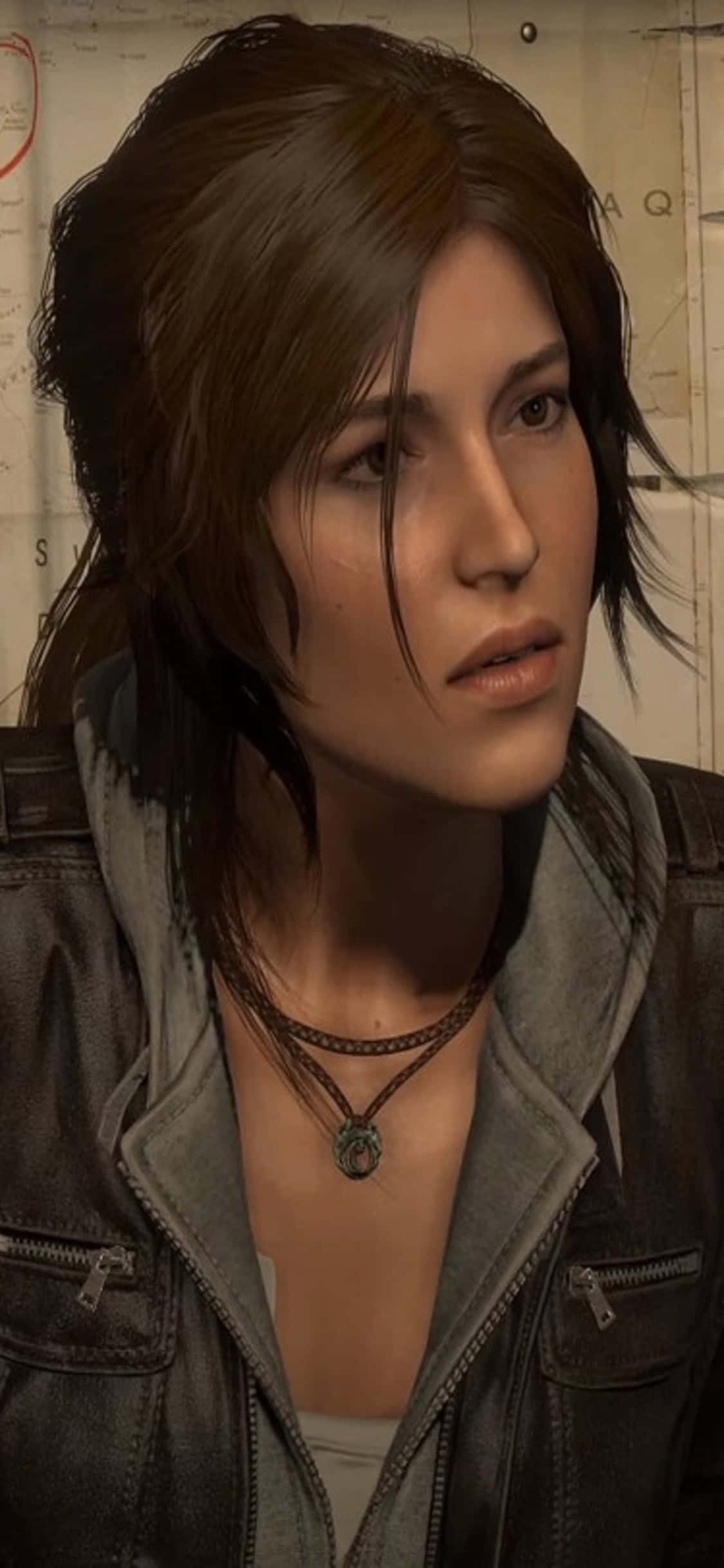 iPhone X Shadow Of The Tomb Raider 桌布 壁紙 — 一位堅定的棕髮女性穿著皮夾克和層疊項鍊，背景是地圖的特寫。