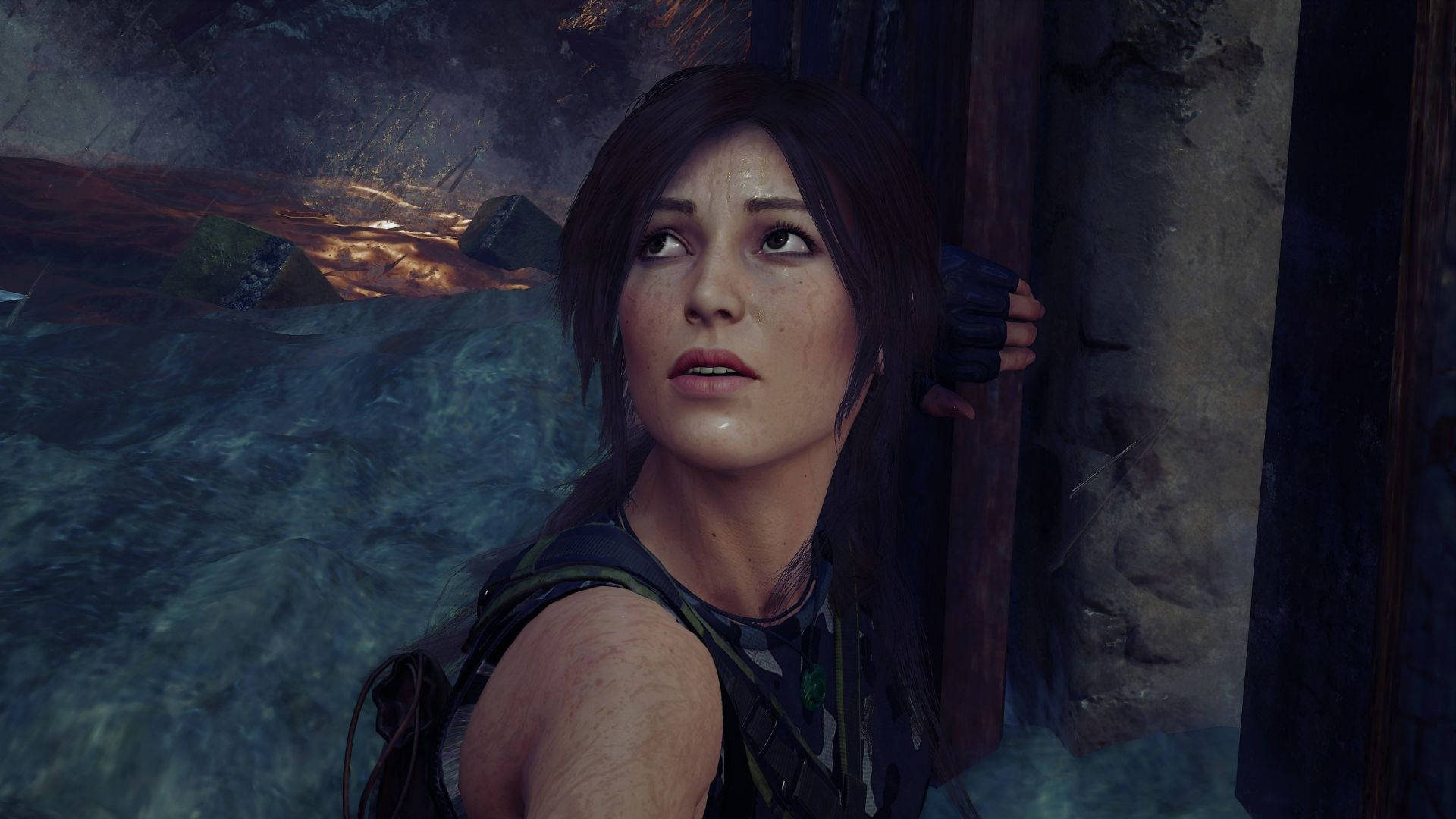 Lara Croft 桌布 壁紙 — 一位堅定的深色頭髮冒險者，在湍急水流附近從石柱後謹慎窺視。