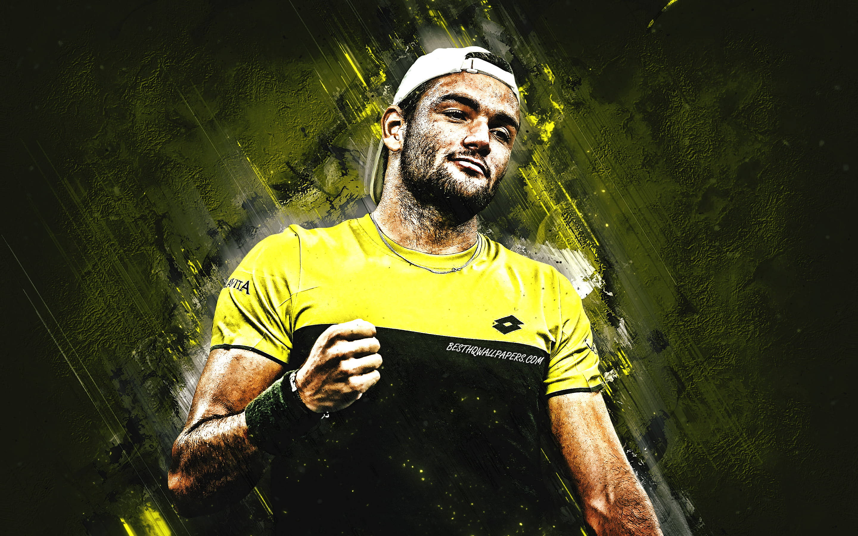 Tennis 桌布 壁紙 — 一位堅定的男性網球運動員穿著黃黑相間的襯衫，站在動態的綠色和黃色抽象背景前。