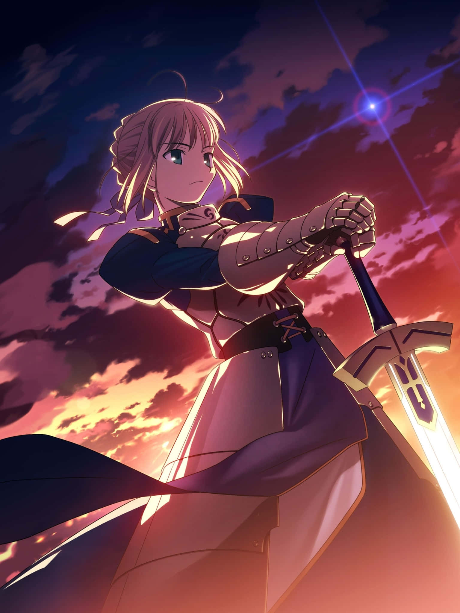 Saber Fate Stay Night 桌布 壁紙 — 一位堅定的粉紅色頭髮動漫騎士，在充滿活力的日落天空下揮舞著發光的劍。