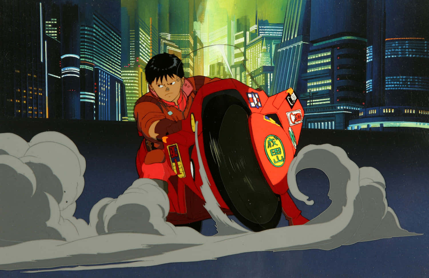 動漫 桌布 壁紙 — 一位堅定的紅色動漫騎士在夜間騎著紅色摩托車，在霓虹燈閃爍的未來城市中急轉彎。
