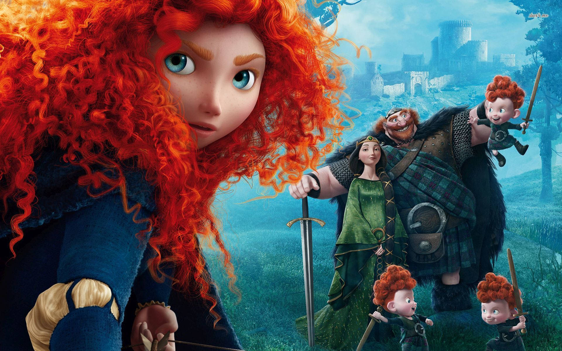 Merida 桌布 壁紙 — 一位堅定的紅髮女主角，擁有捲曲的頭髮和藍色的眼睛，與她的家人站在霧氣瀰漫的蘇格蘭風景中。