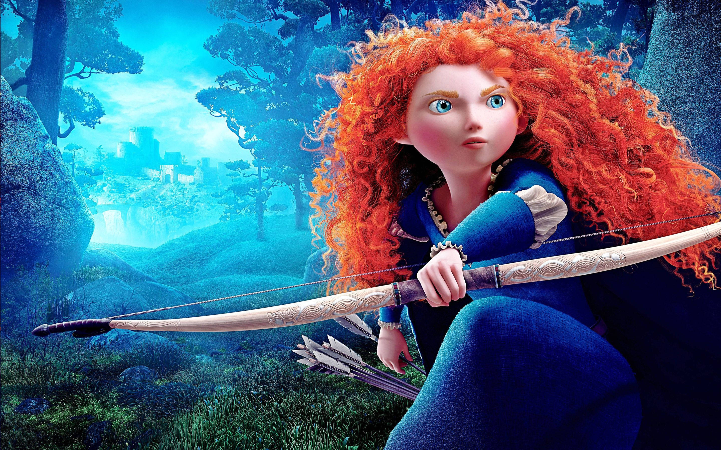 Merida 桌布 壁紙 — 一位堅定的紅髮女英雄手持弓箭蹲在迷霧森林中，背景是遠處散發藍光的城堡。