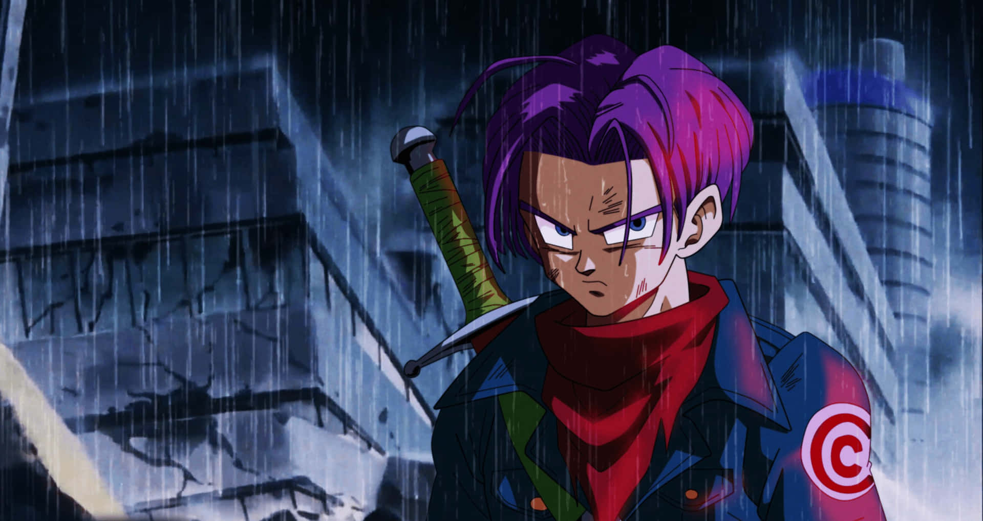  壁紙 — 一位堅定的紫髮動漫戰士站在雨中的城市小巷，在霓虹燈下握著劍。