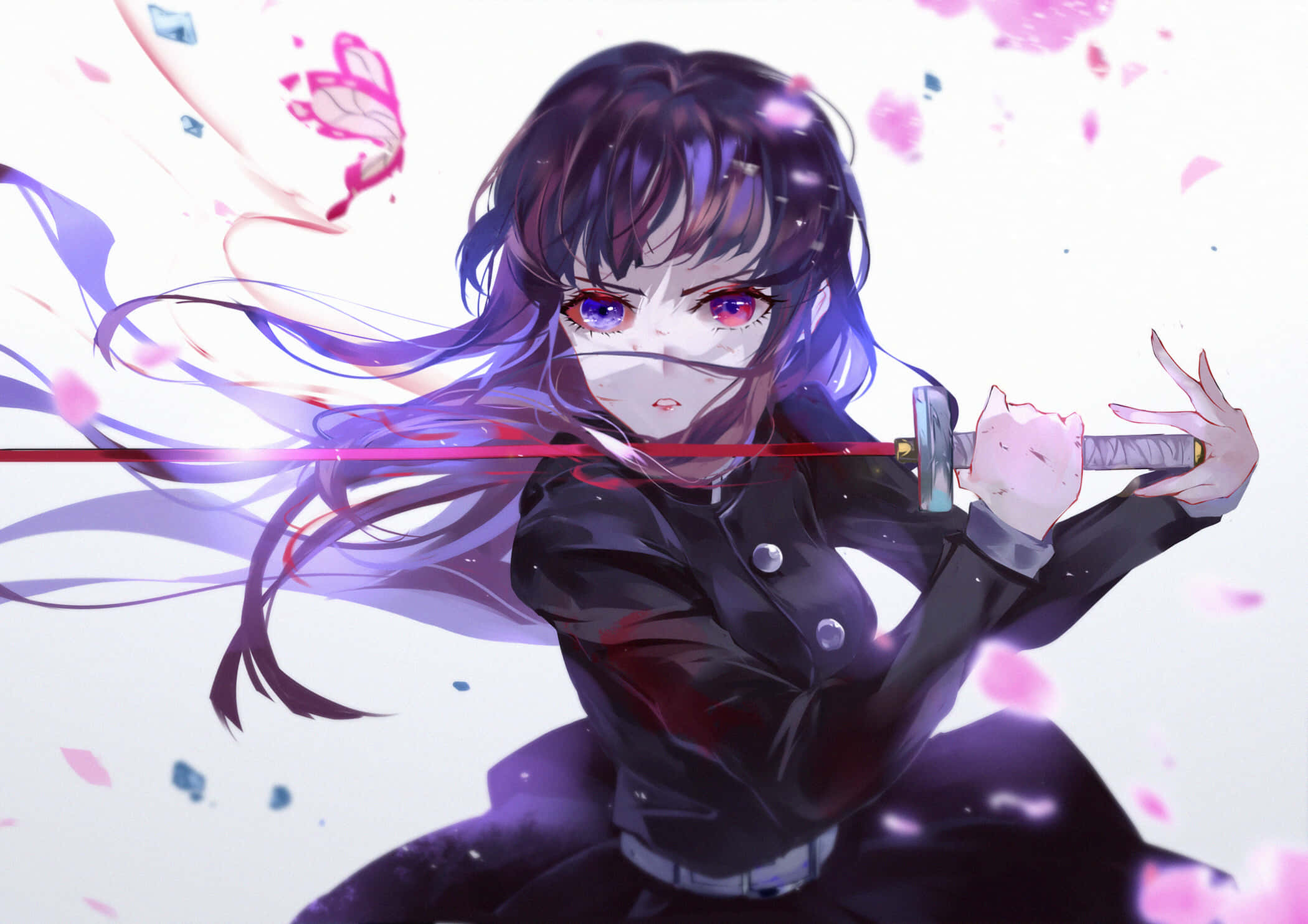 Demon Slayer Kanao 桌布 壁紙 — 一位堅定的紫髮紅眼動漫女孩，在飄落的粉紅花瓣與蝴蝶中揮舞著發光的劍。