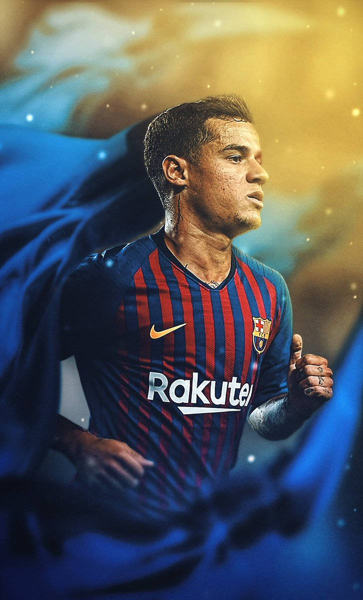 Coutinho 桌布 壁紙 — 一位堅定的足球運動員身穿紅藍條紋球衣，在帶有發光粒子的宇宙藍金色背景中奔跑。