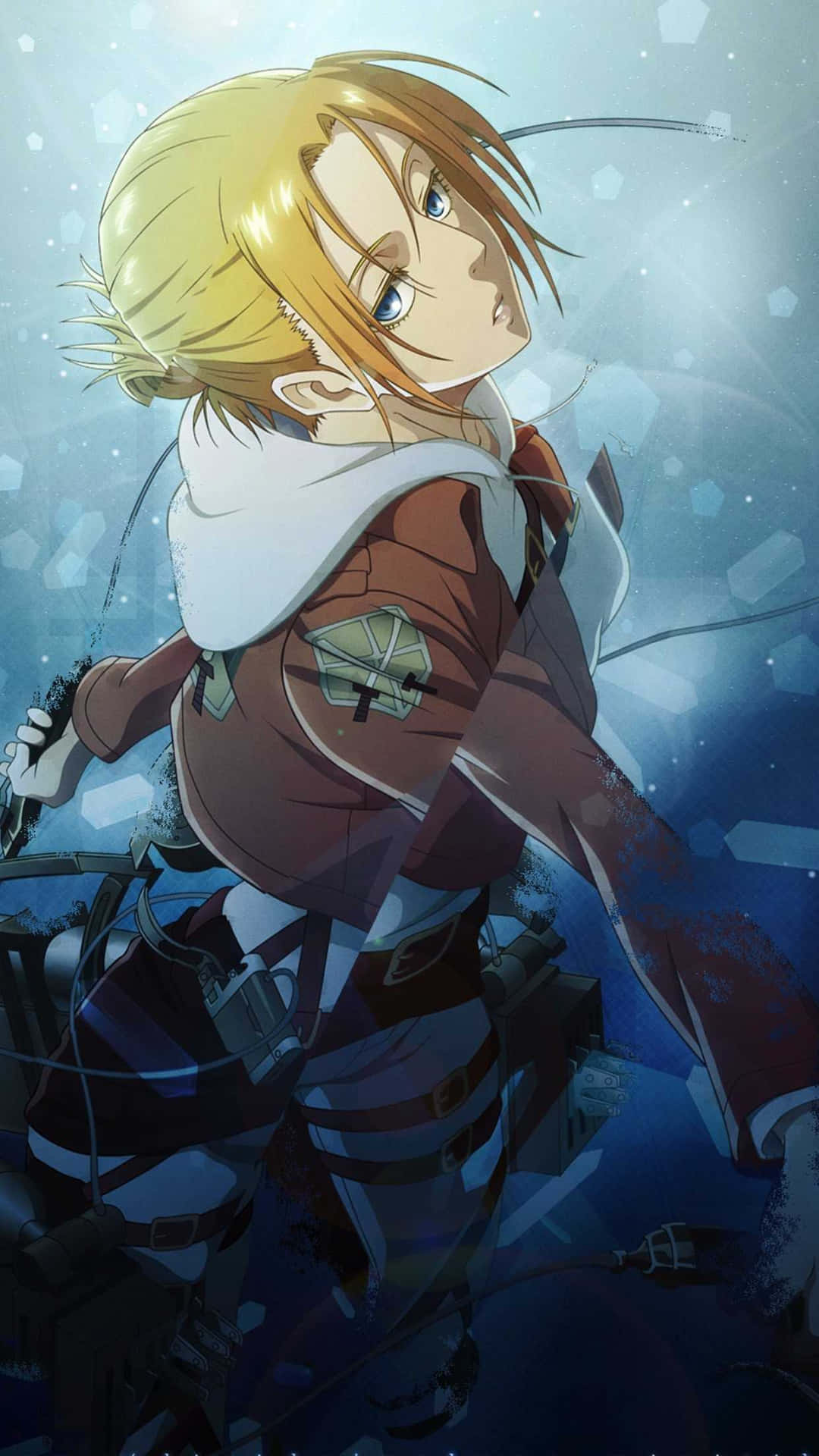 Annie Leonhart 桌布 壁紙 — 一位堅定的金髮動漫士兵，身穿紅色制服和裝備，站在發光的藍色水晶背景前。
