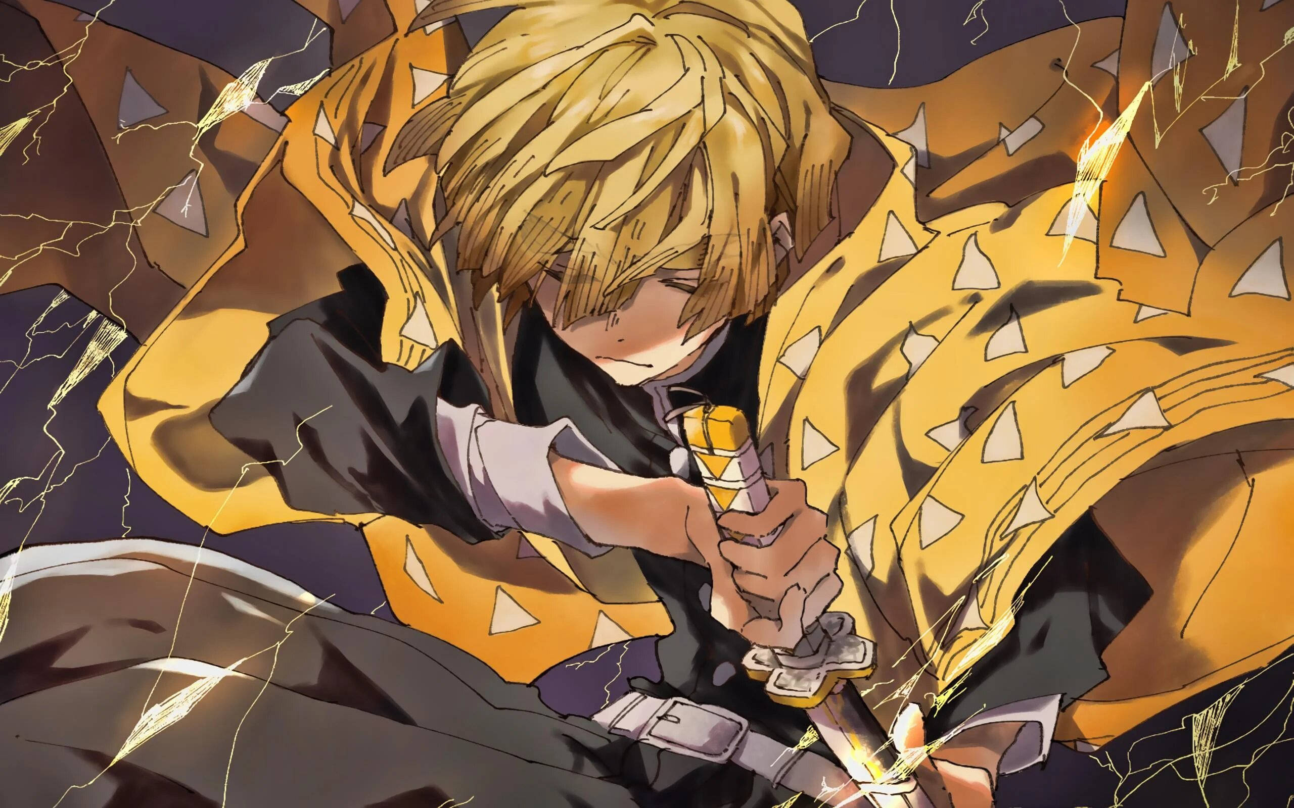 Demon Slayer Zenitsu 桌布 壁紙 — 一位堅定的金髮動漫戰士，身穿黃色圖案斗篷，在噼啪作響的閃電中緊握一把發光的劍。