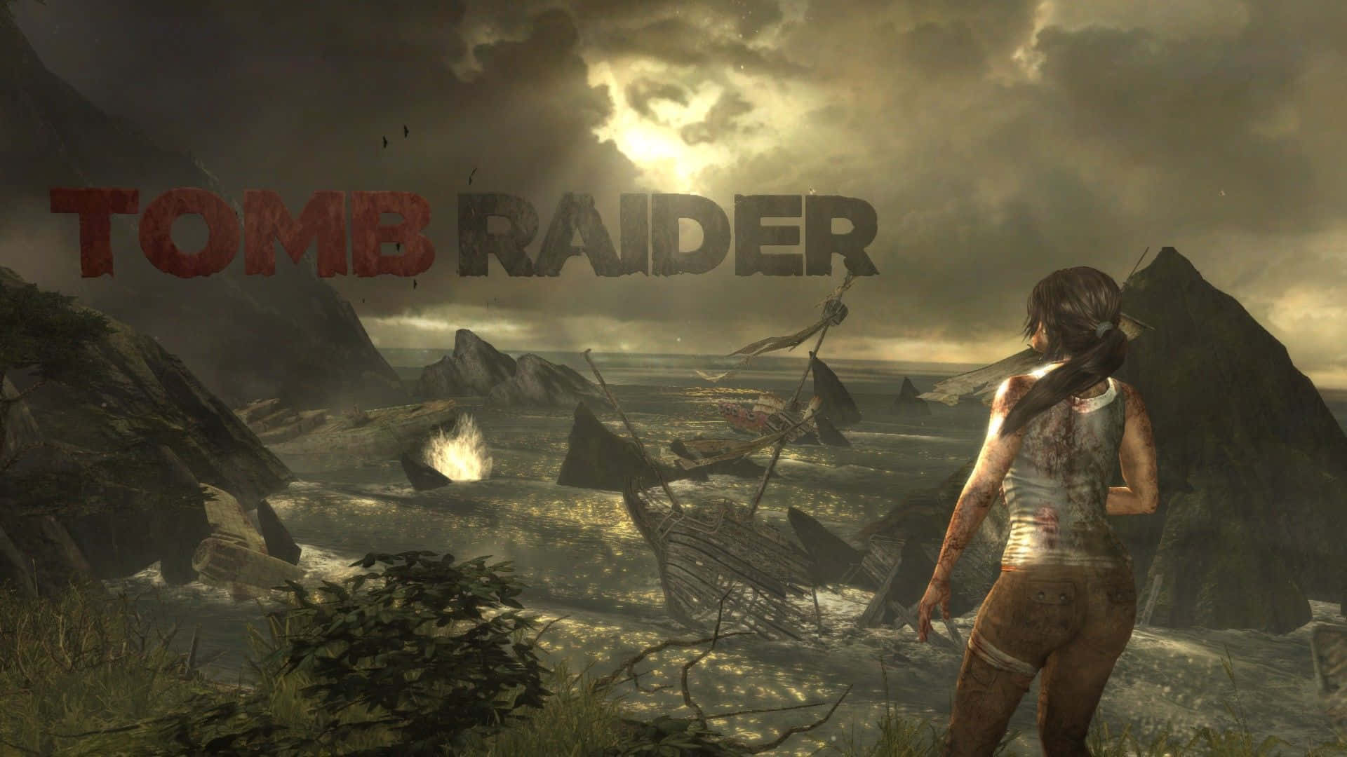 電玩遊戲 桌布 壁紙 — 一位堅毅的 Tomb Raider 主角站在風暴肆虐的海岸上，俯瞰著一艘失事船隻和崎嶇懸崖，天空陰沉。