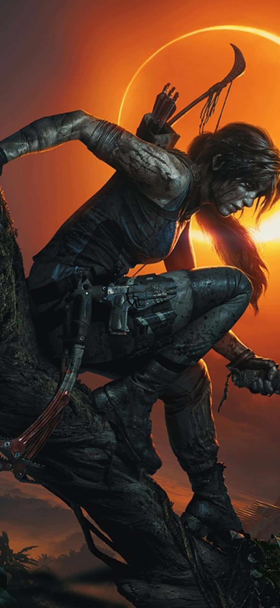 iPhone X Shadow Of The Tomb Raider 桌布 壁紙 — 一位堅毅的冒險家攀爬長滿青苔的樹幹，背景是火紅的橙色夕陽，一彎新月在她身後閃耀。