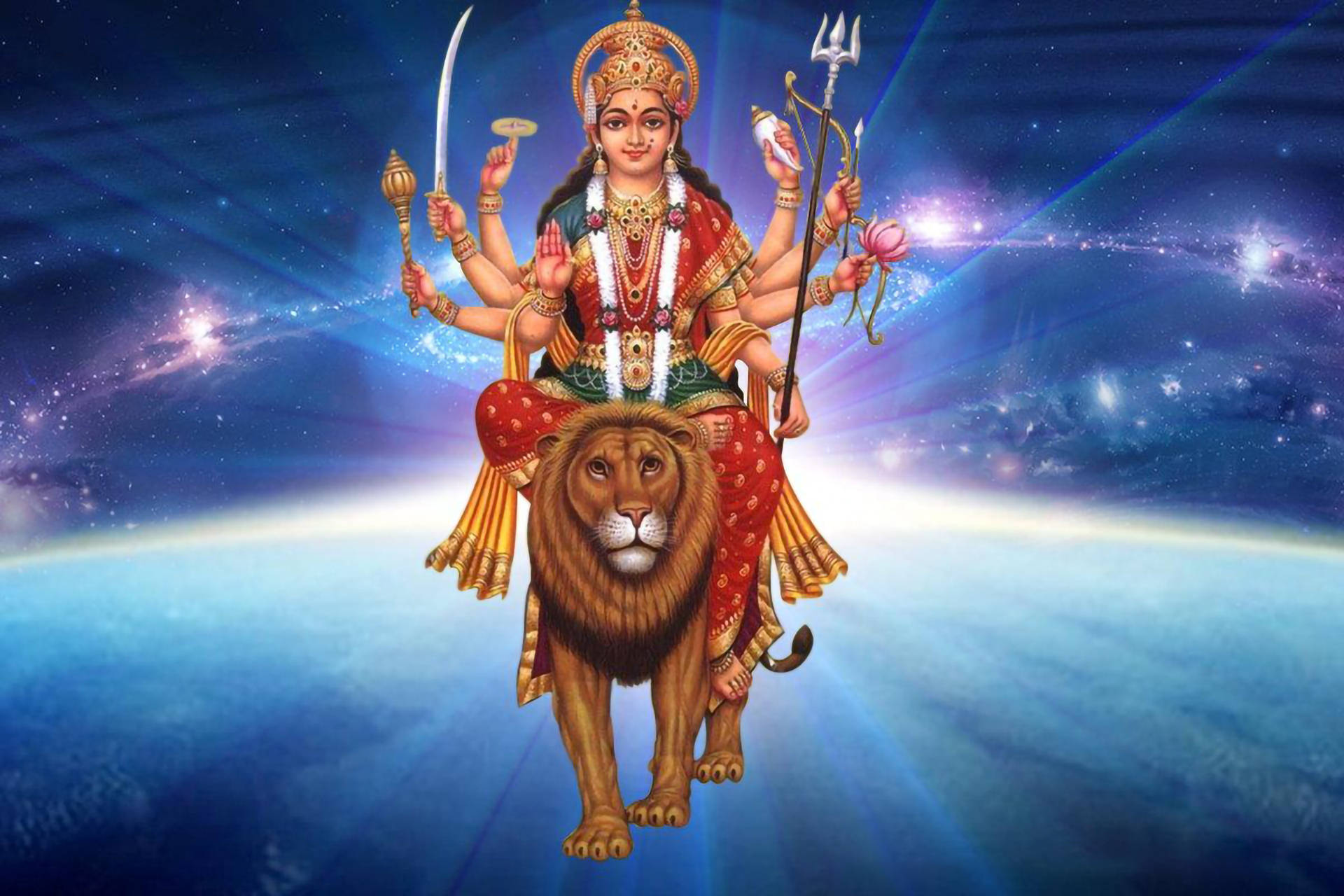 Mata Rani 桌布 壁紙 — 一位多臂印度教女神騎著一頭雄偉的獅子，背景是宇宙星空和耀眼的藍色光束。
