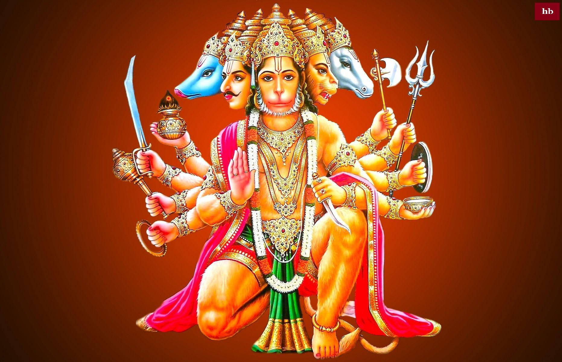 hanuman ji HD 桌布 壁紙 — 一位多臂印度教神祇，擁有猴頭和馬頭，飾以黃金珠寶和紅綠衣裳，手持武器，背景為溫暖的棕色。