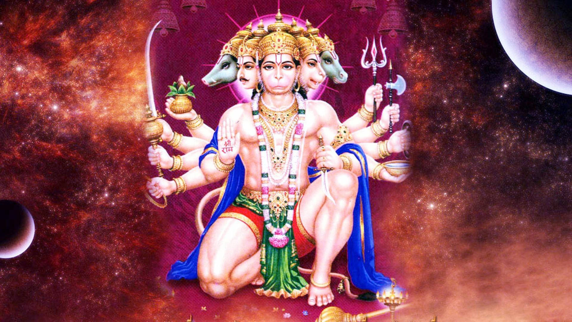 hanuman 4K HD 桌布 壁紙 — 一位多臂印度教神祇，擁有野豬頭，威嚴地坐在宇宙星空中，手持神聖武器和象徵物。