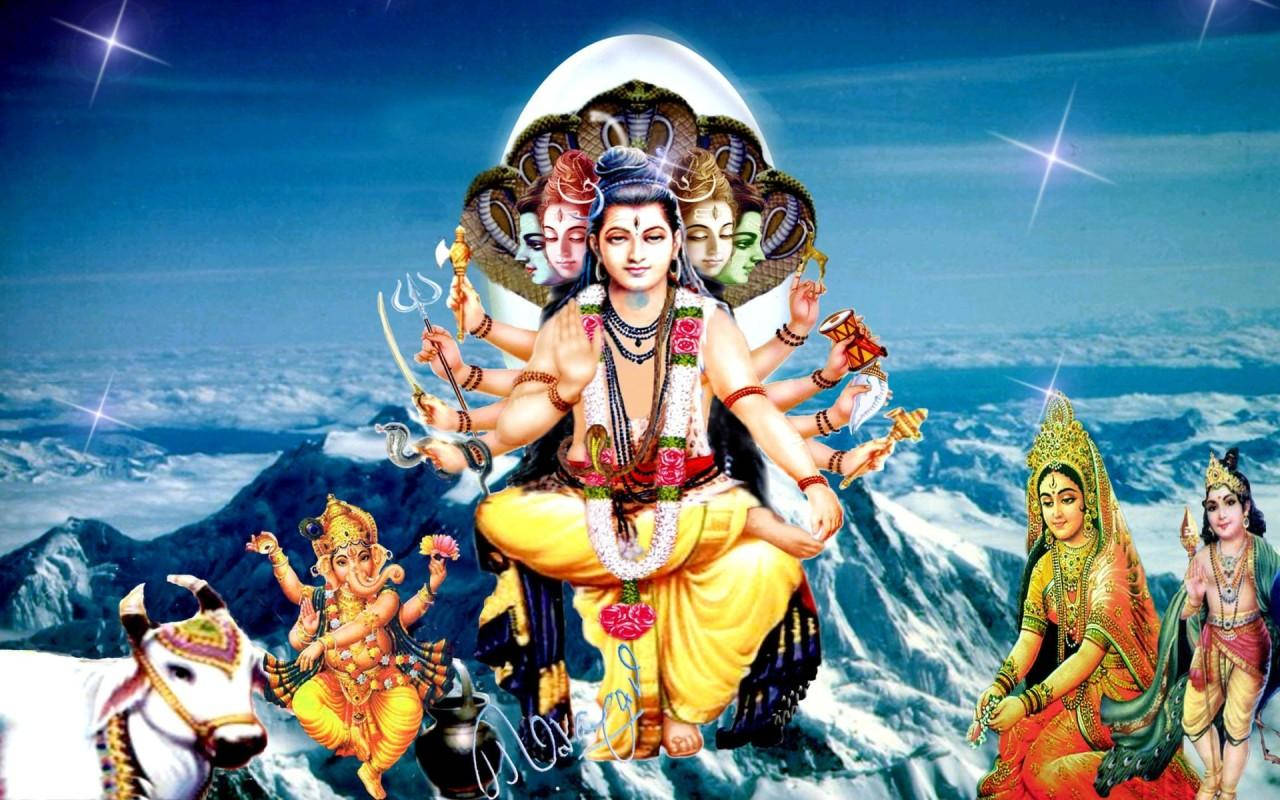 Lord Shiva Family 桌布 壁紙 — 一位多臂印度教神祇坐在雪山之巔，新月之下，被神聖人物和閃爍星星環繞。