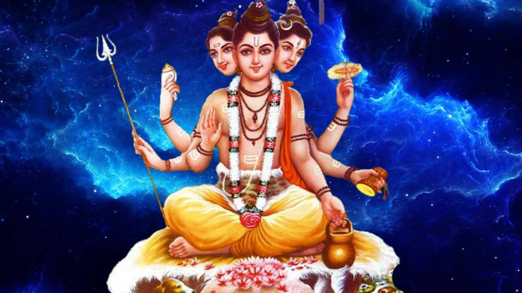 Indian 桌布 壁紙 — 一位多臂印度教神祇擁有三張臉，安詳地坐在蓮花寶座上，背景是宇宙藍色星雲，手持神聖武器和象徵物。
