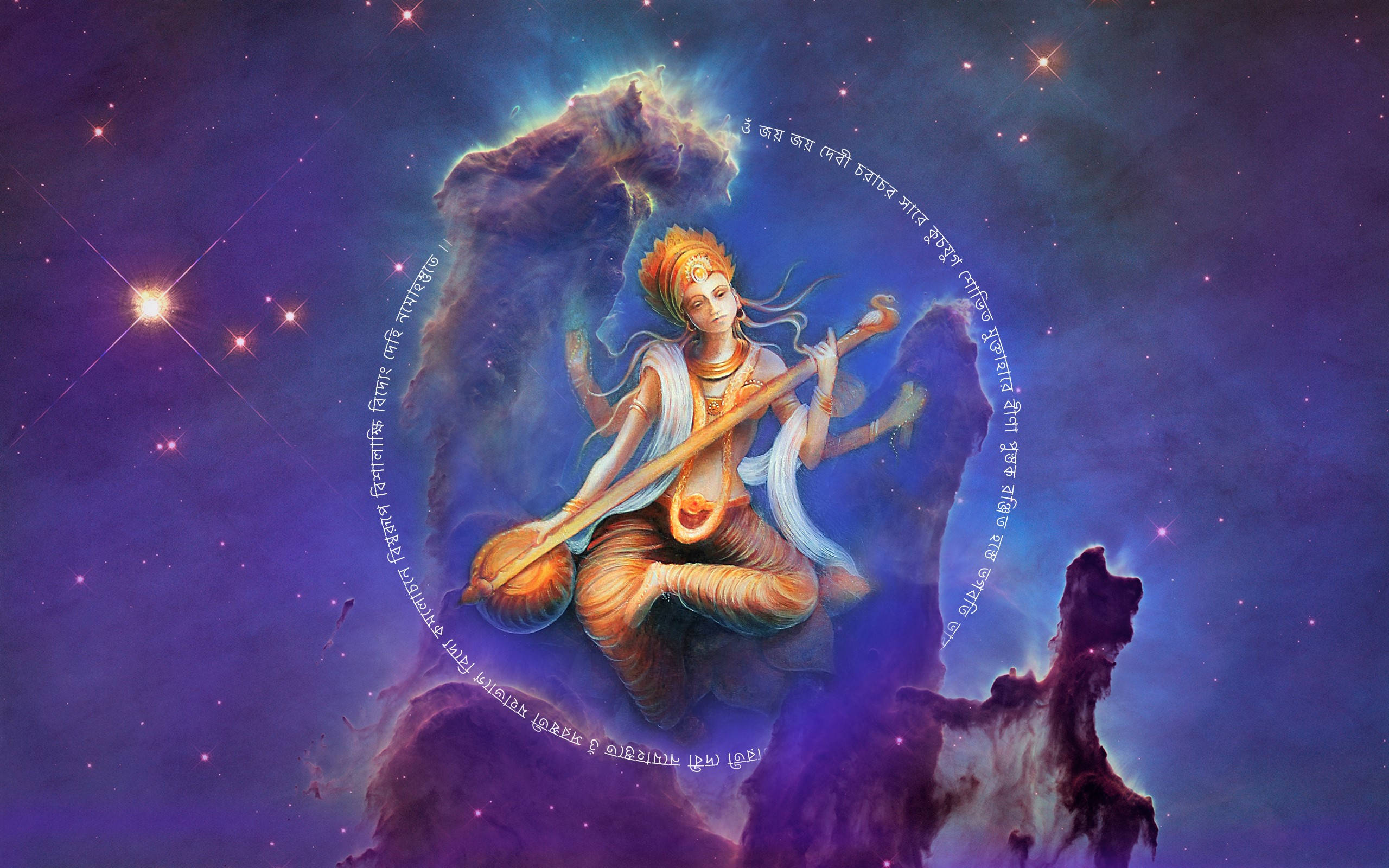 Saraswati Mata 桌布 壁紙 — 一位多臂的神聖人物坐在宇宙星雲之上，在繁星點點的紫色星系背景下彈奏弦樂器。