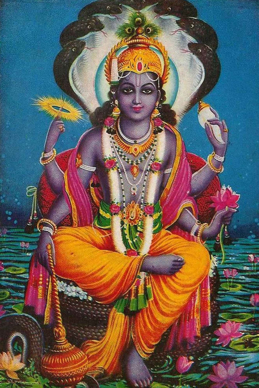Indian God 桌布 壁紙 — 一位多臂神聖人物安坐於蓮花寶座上，周圍環繞著粉紅睡蓮和盤繞的蛇冠。