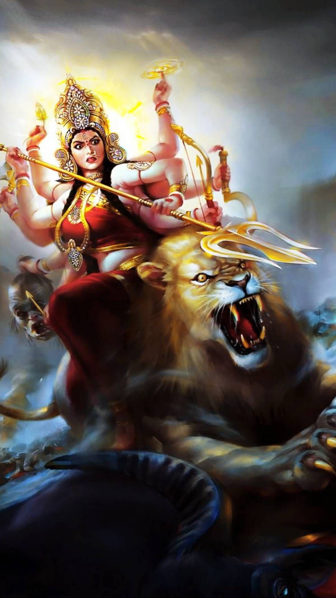 durga mata HD 桌布 壁紙 — 一位多臂神聖女神騎著咆哮的獅子，揮舞武器，在暴風雨的天空下散發金色光芒。