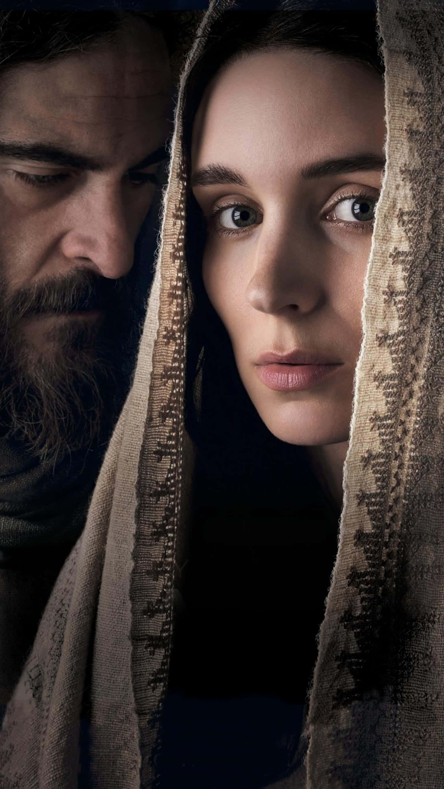Mary Magdalene 桌布 壁紙 — 一位大眼睛的女人透過有紋理的布料窺視，而一位鬍鬚男人在昏暗燈光下專注地凝視著她身旁。