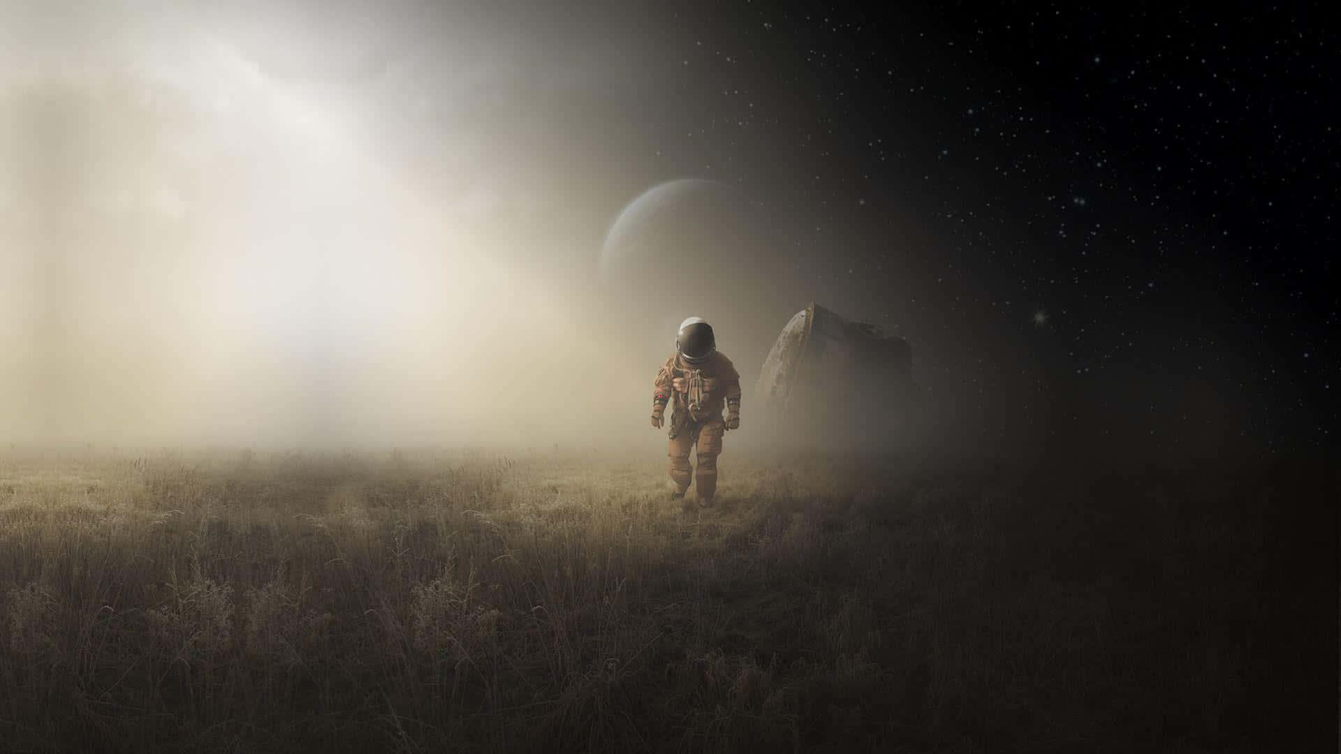 Astronaut Desktop 桌布 壁紙 — 一位太空人在星空下獨自走過霧氣瀰漫的外星田野，遠方有一顆發光的行星。