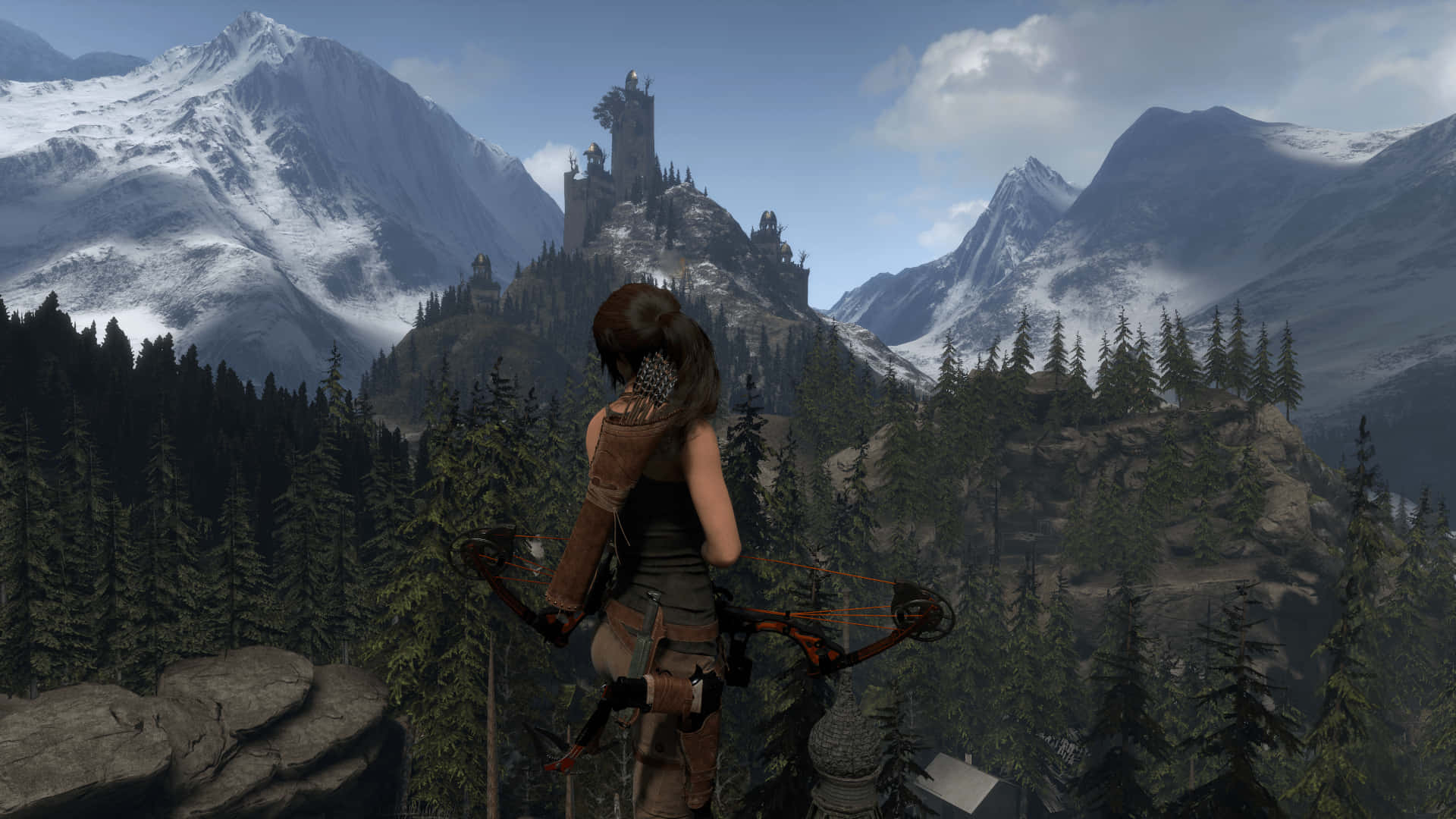 Lara Croft 桌布 壁紙 — 一位女冒險家手持弓箭，站在懸崖上俯瞰白雪覆蓋的山脈和遠處的城堡。