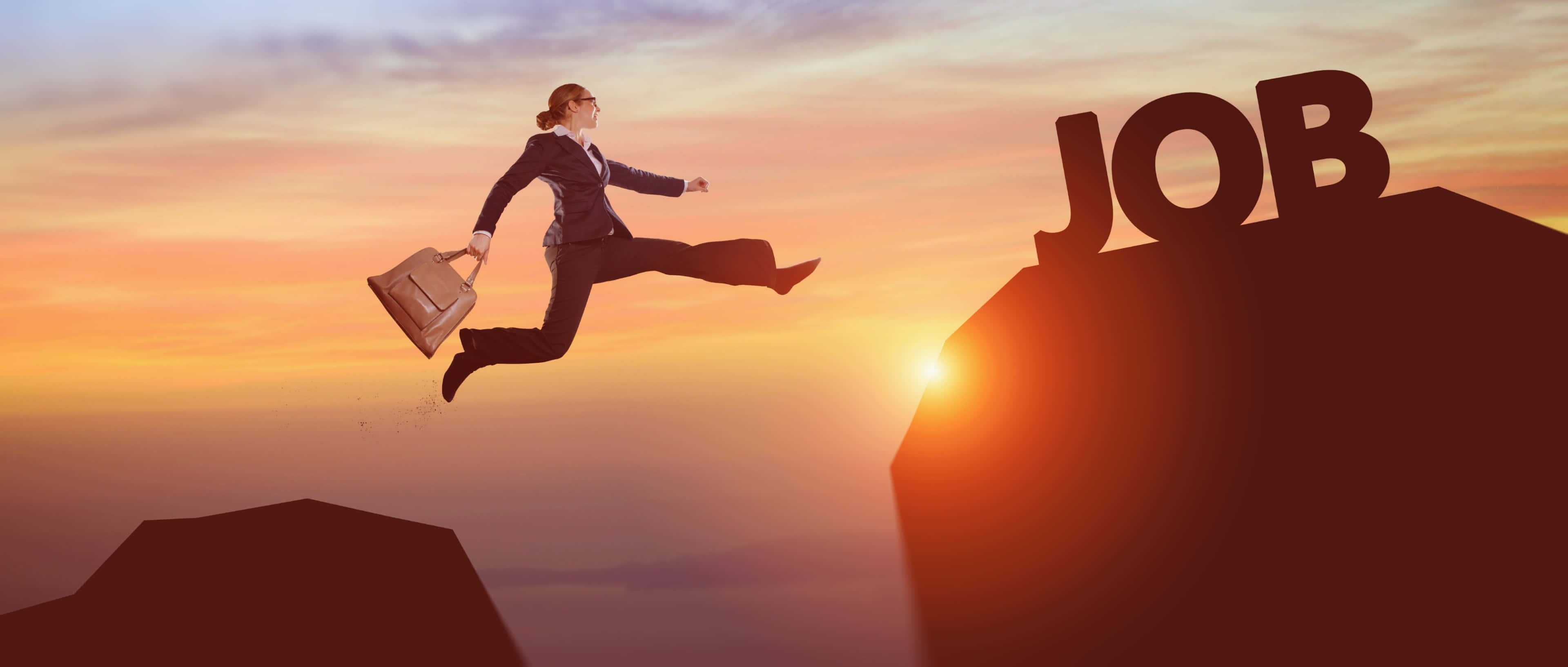 Career 桌布 壁紙 — 一位女商人跳向空中，朝著標有「JOB」的懸崖，背景是充滿活力的日落天空。