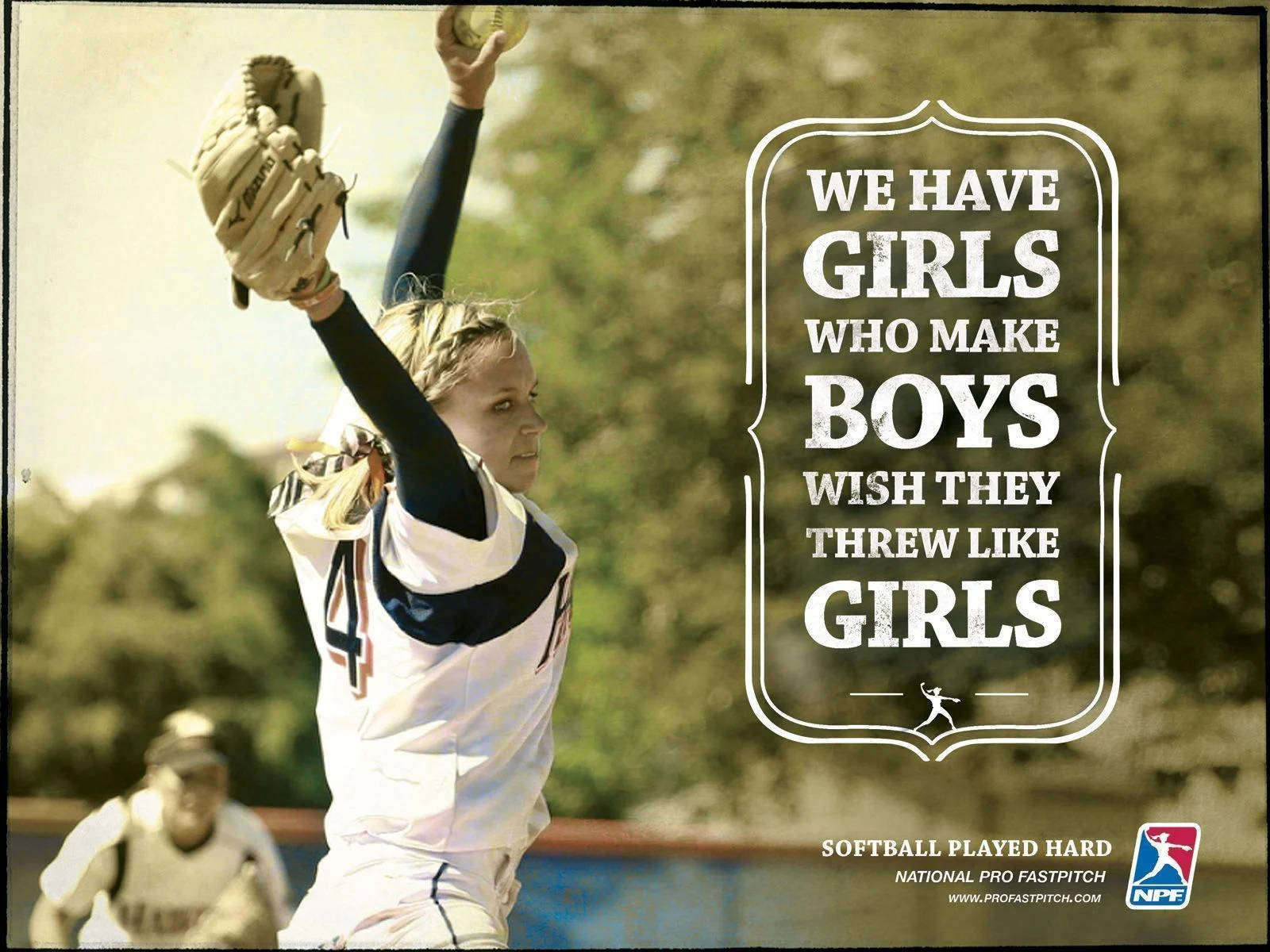 Cute Softball 桌布 壁紙 — 一位女壘球投手在投球中，專注力極強，背景是陽光明媚的戶外球場。