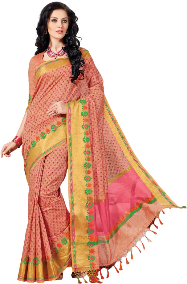 Saree 桌布 壁紙 — 一位女士優雅地披著桃色和金色的紗麗，帶有花卉邊飾和粉紅色帕盧，在黑色背景前擺出姿勢。