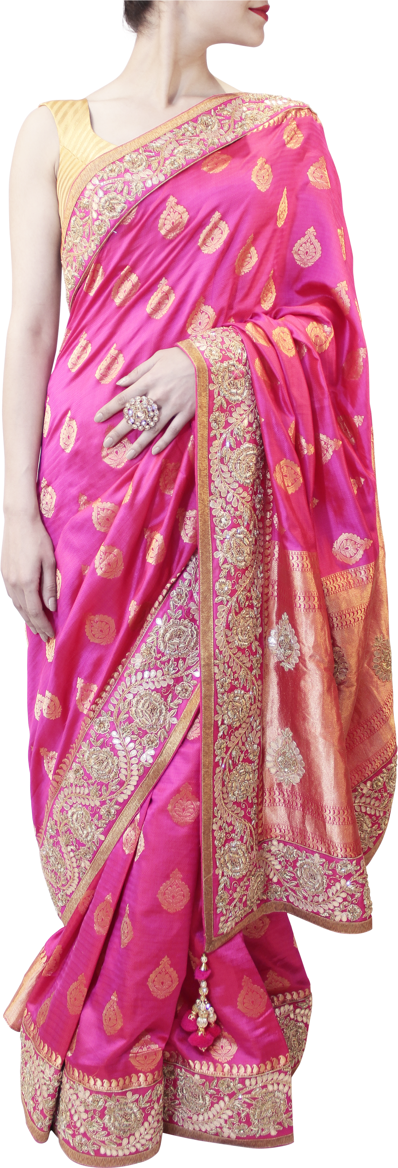 Saree 桌布 壁紙 — 一位女士優雅地披著鮮豔的粉紅色絲綢紗麗，帶有精緻的金色刺繡和對比鮮明的黃色上衣。