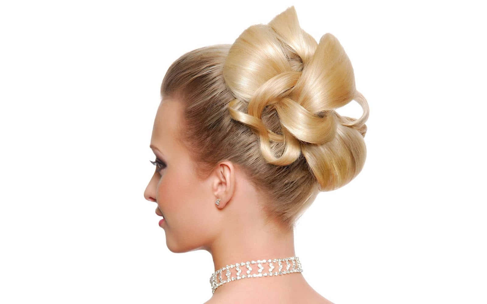 Hairstyle 桌布 壁紙 — 一位女士優雅的側面輪廓，在白色背景上展示了一個大的金色蝴蝶結和閃閃發光的頸鏈。