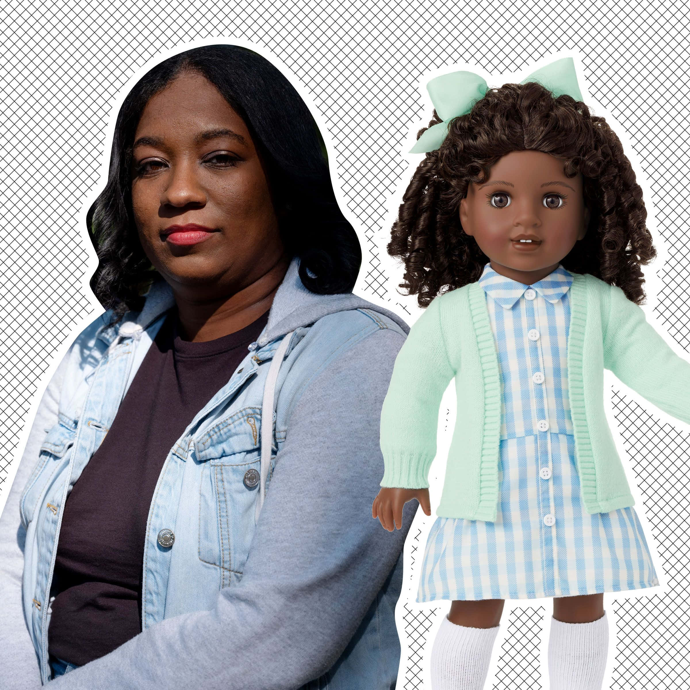 american girl 桌布 壁紙 — 一位女士和一個捲髮娃娃並排站在方格背景前，兩人都穿著淺藍色和白色的服裝。