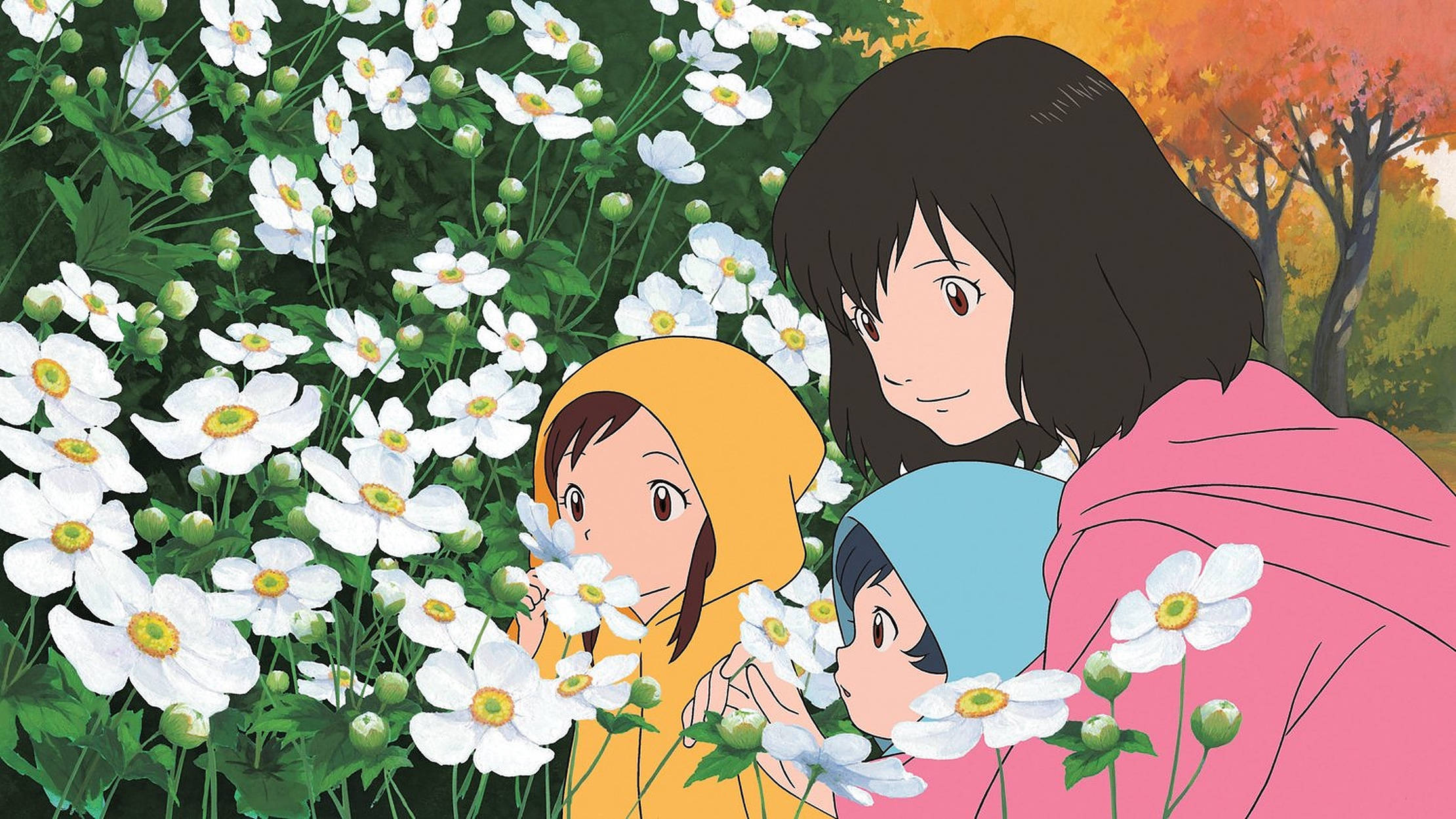 動漫小孩 桌布 壁紙 — 一位女士和兩個孩子穿著色彩繽紛的連帽衫，在溫暖的秋光下，於茂密的綠色花園中輕輕聞著白色的花朵。