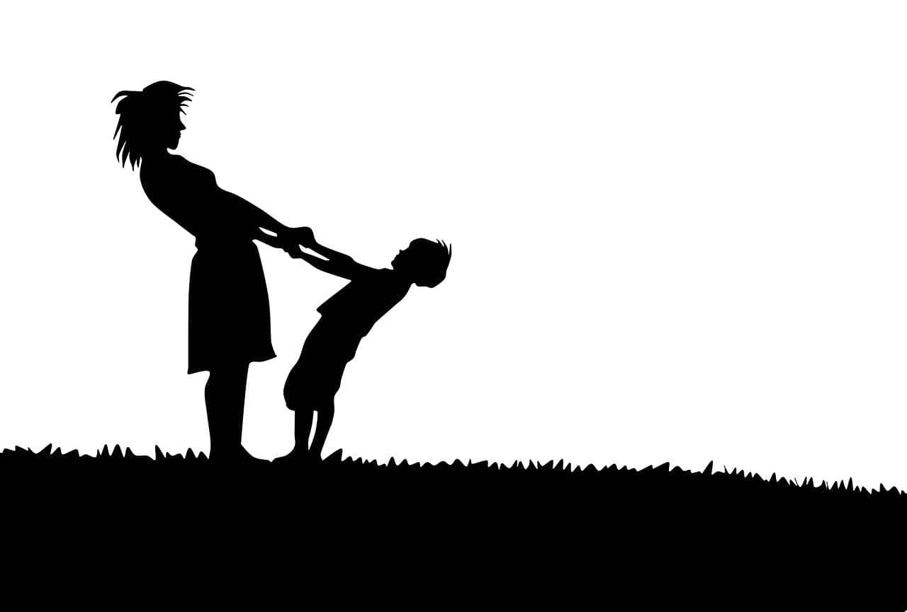 Silhouette 桌布 壁紙 — 一位女士和小孩在草地上玩拔河遊戲的剪影，背景為純白色。